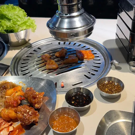 그릴 위의 벌집삼겹살