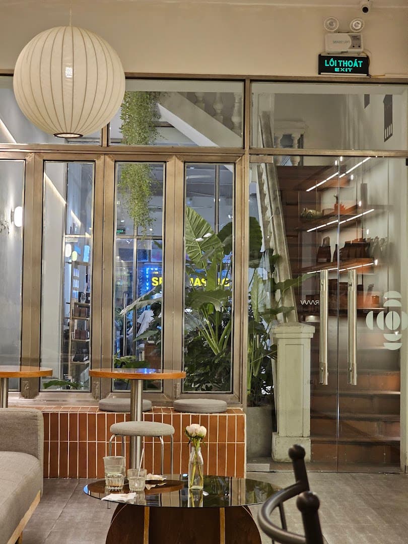 Mew Roastery SG — 20m² 룸 안의 아일랜드 바