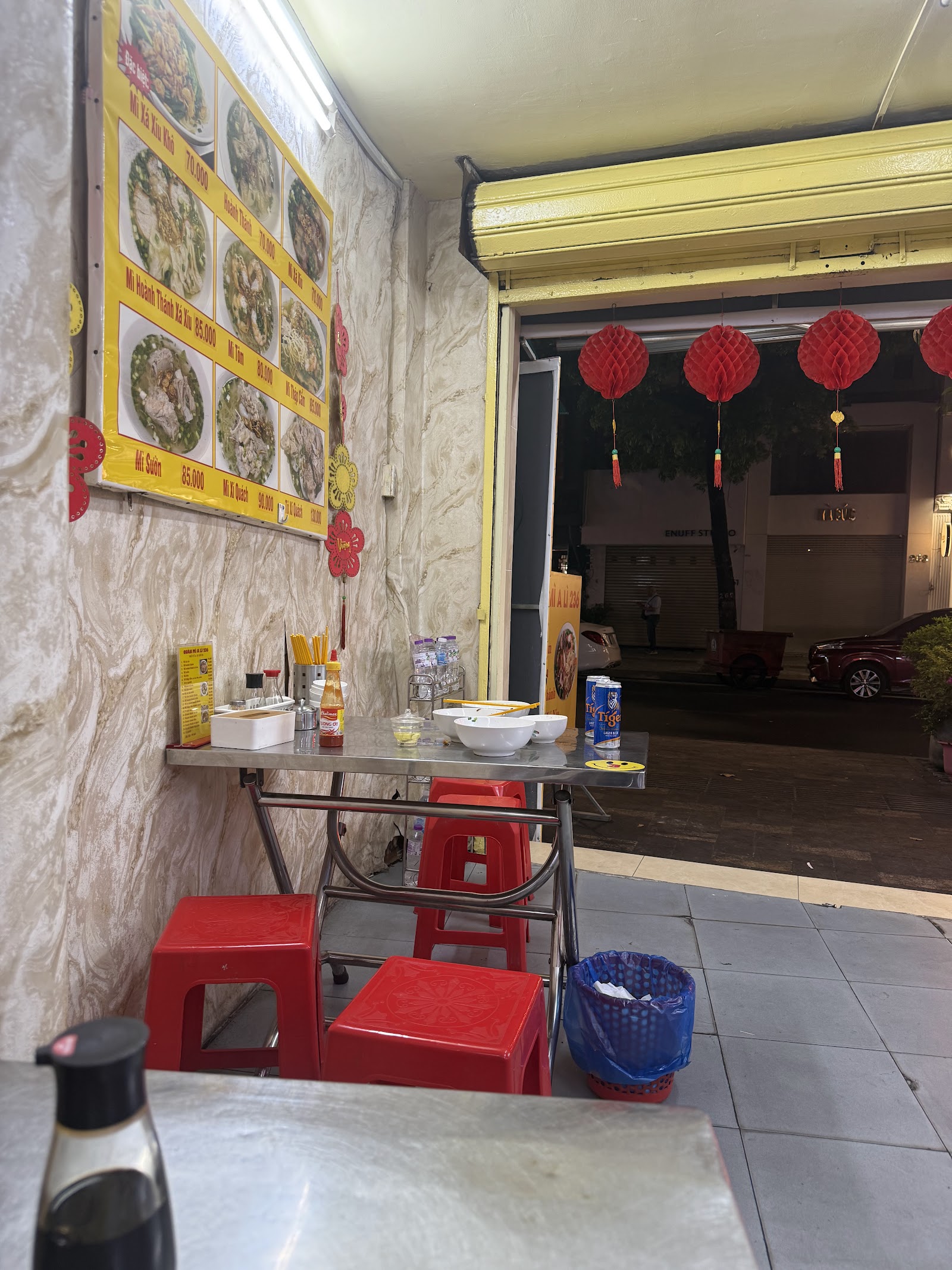 Bên trong quán Mì A Lì 236