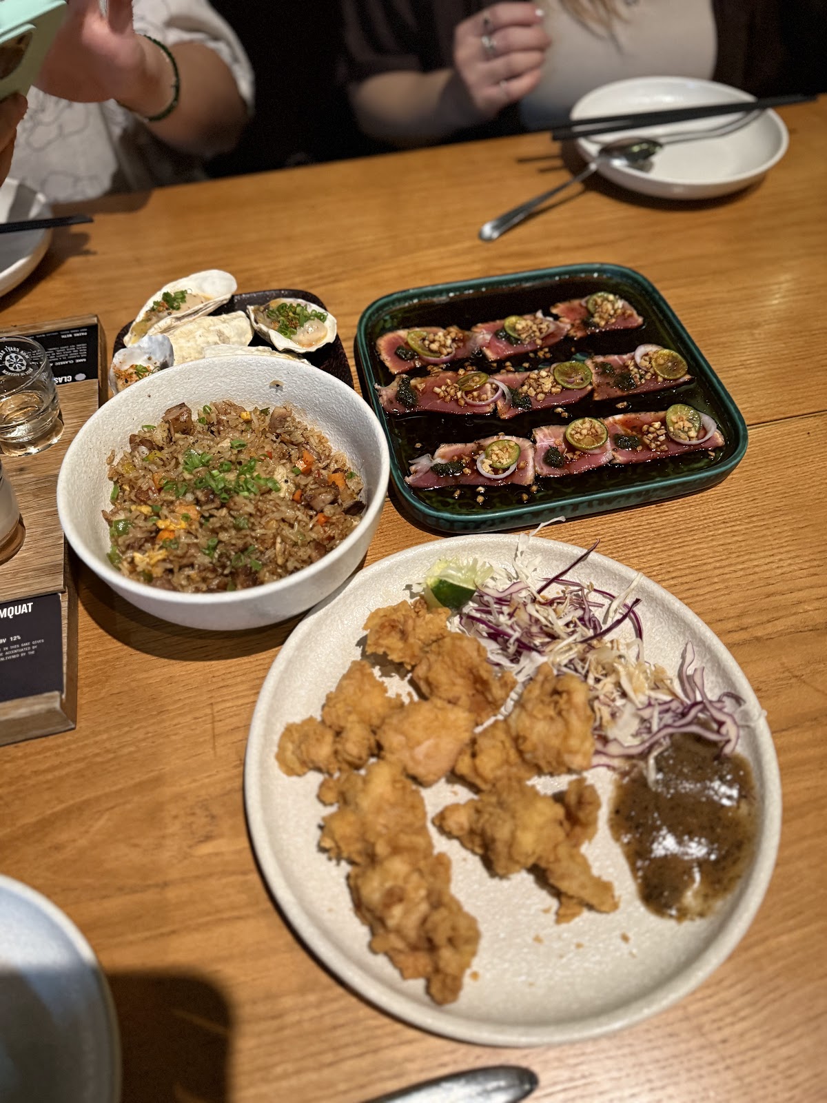 이자카야 한 상: 굴, 타타키, 치킨 가라아게