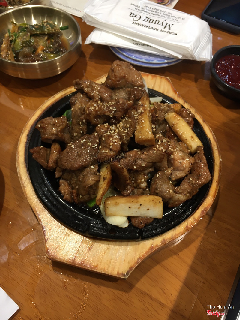 Thịt nướng ăn kèm rau sống