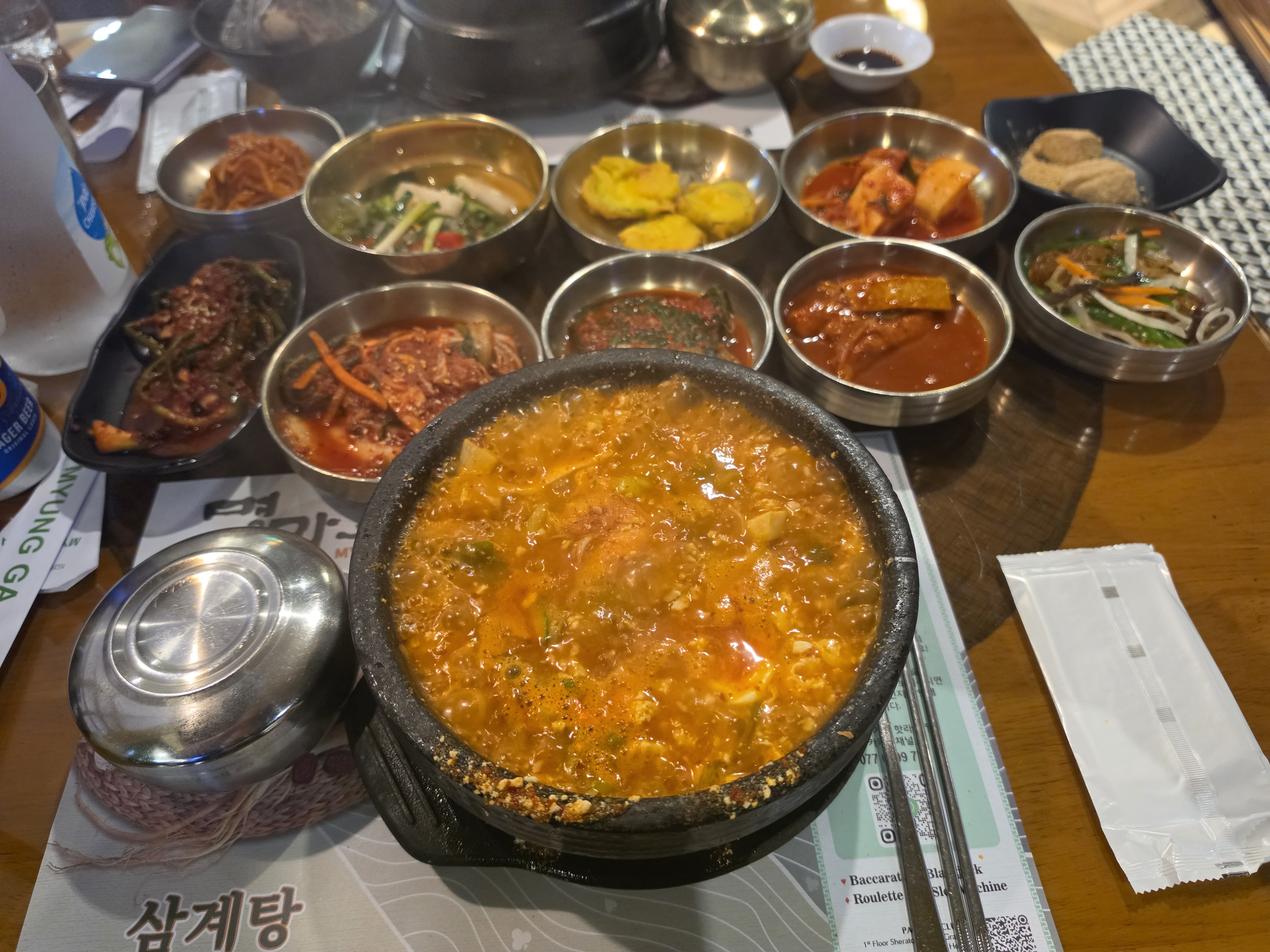 Nồi đá sôi giữa mâm banchan tại Myung Ga