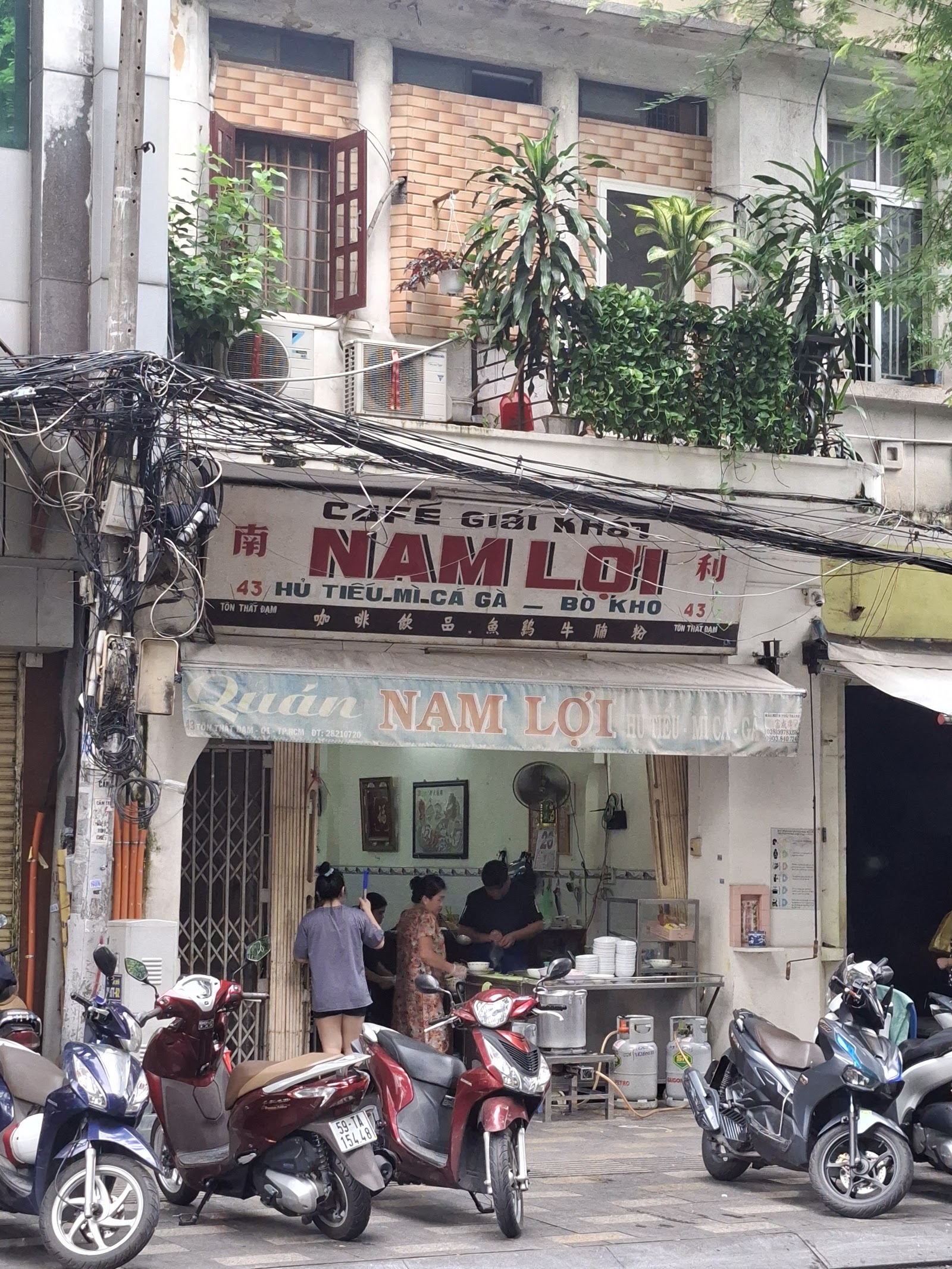 Mặt tiền quán nhìn từ vỉa hè