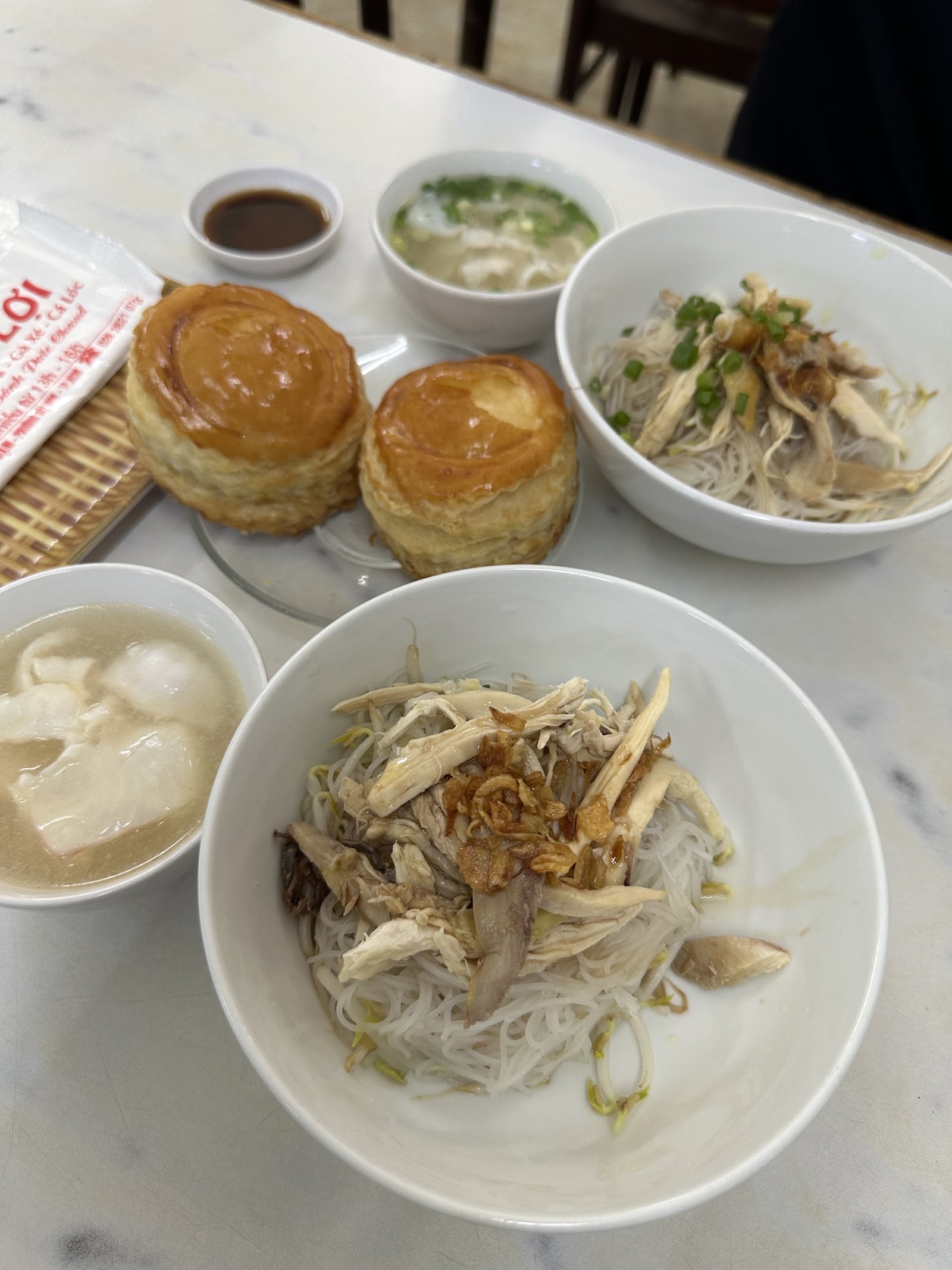 Tô hủ tiếu với topping cá tươi
