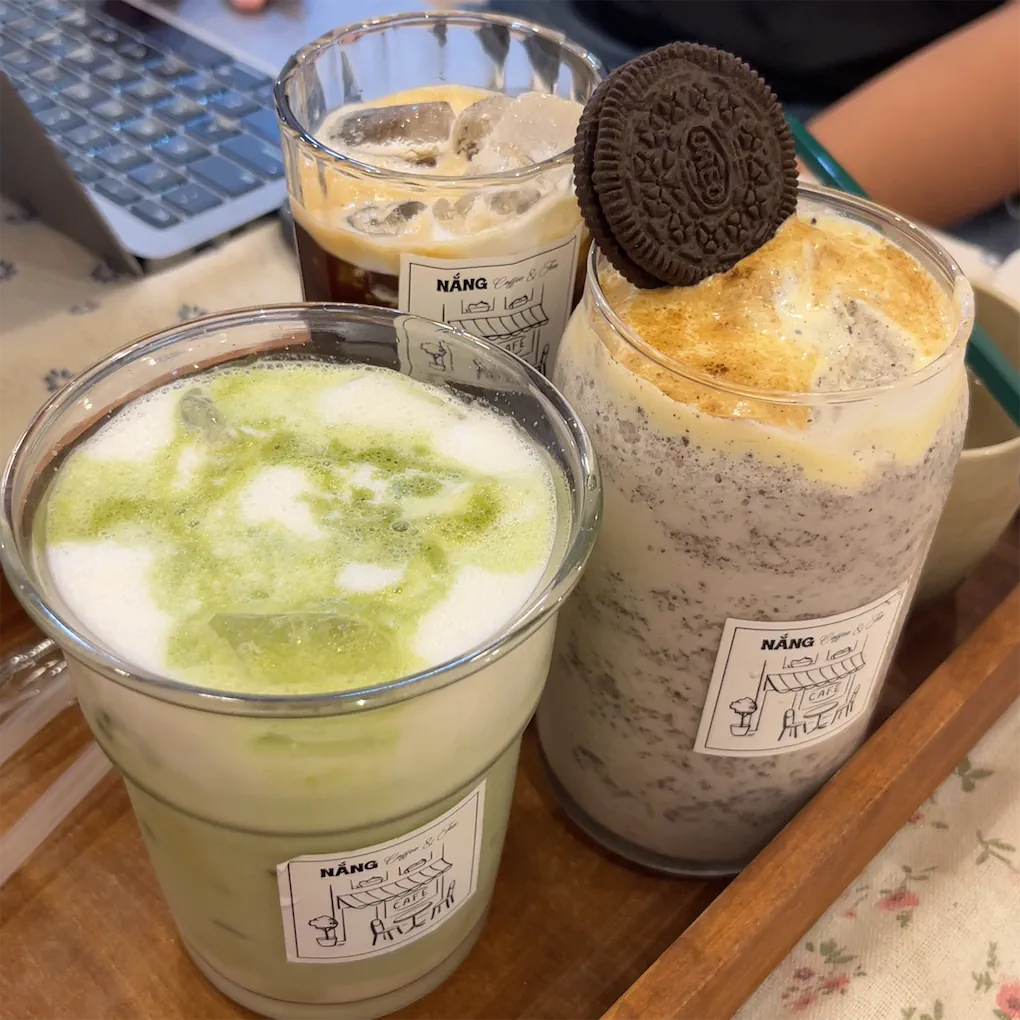 Nắng Cafe 음료 세 잔: 말차, 커피, 오레오 프리즈, Nắng 브랜드 컵