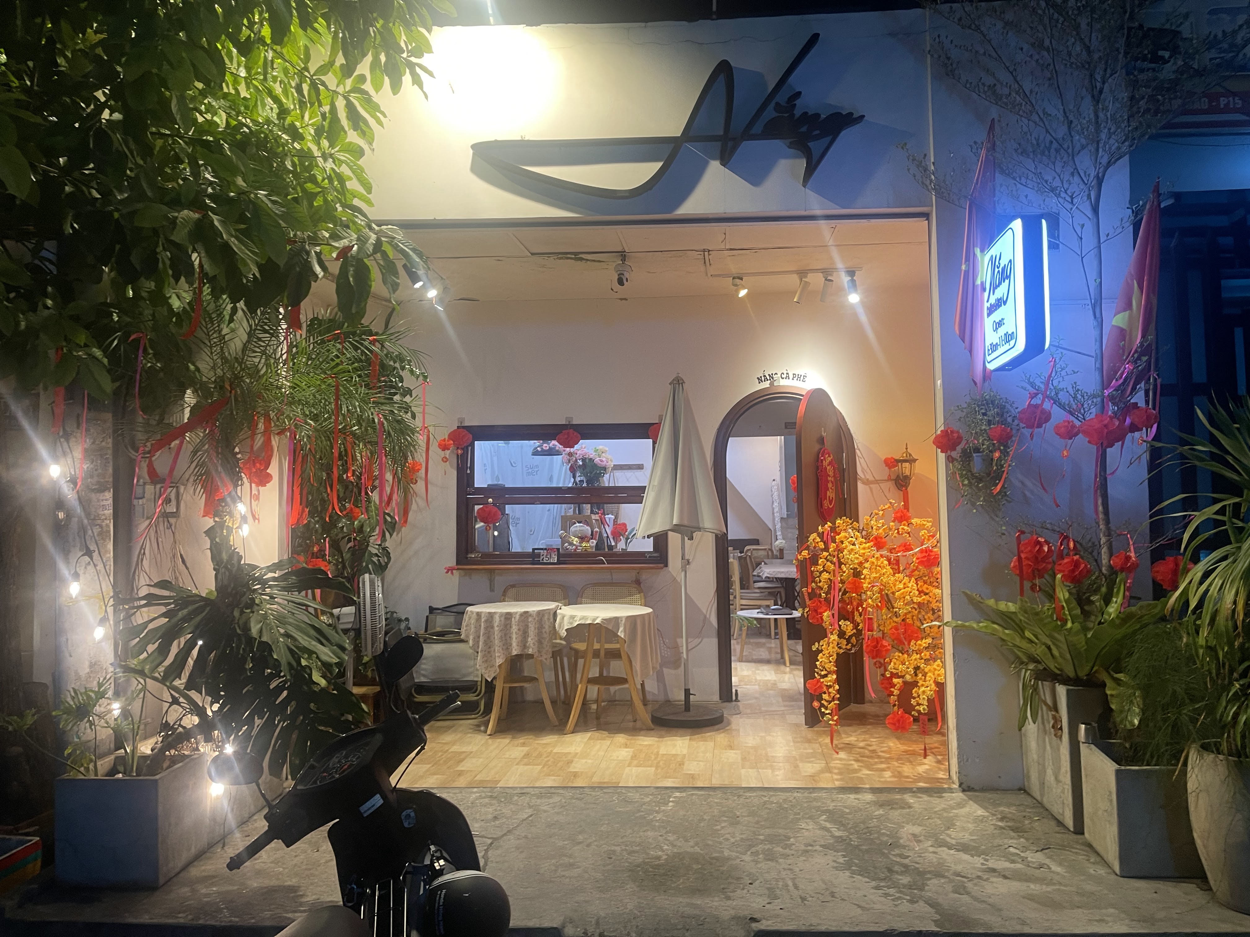 밤의 Nắng Cafe 외관, 불 켜진 Nắng 간판