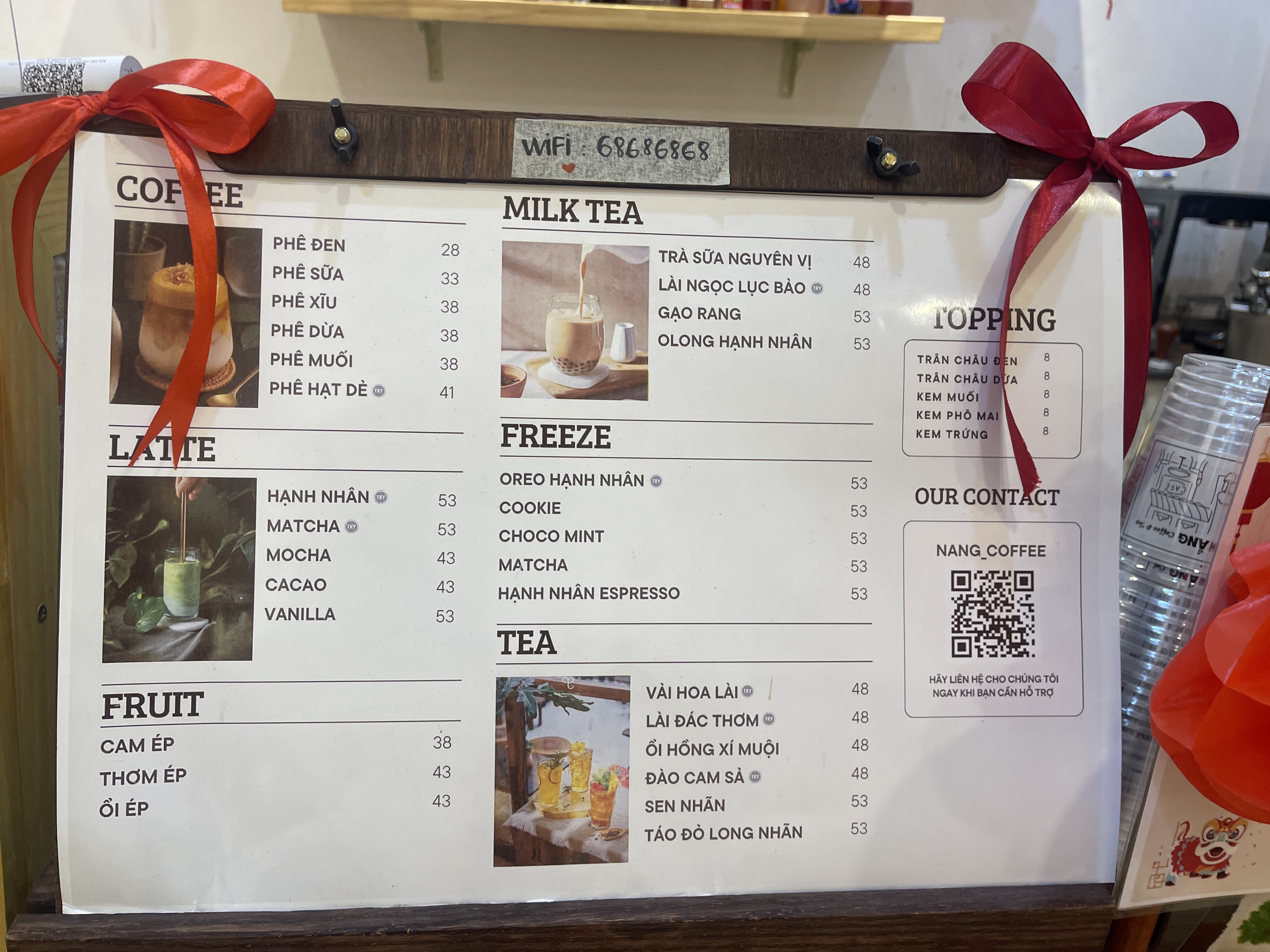 Bảng menu tường của Nắng Cafe chụp 03/2026, có in mật khẩu Wi-Fi 68686868