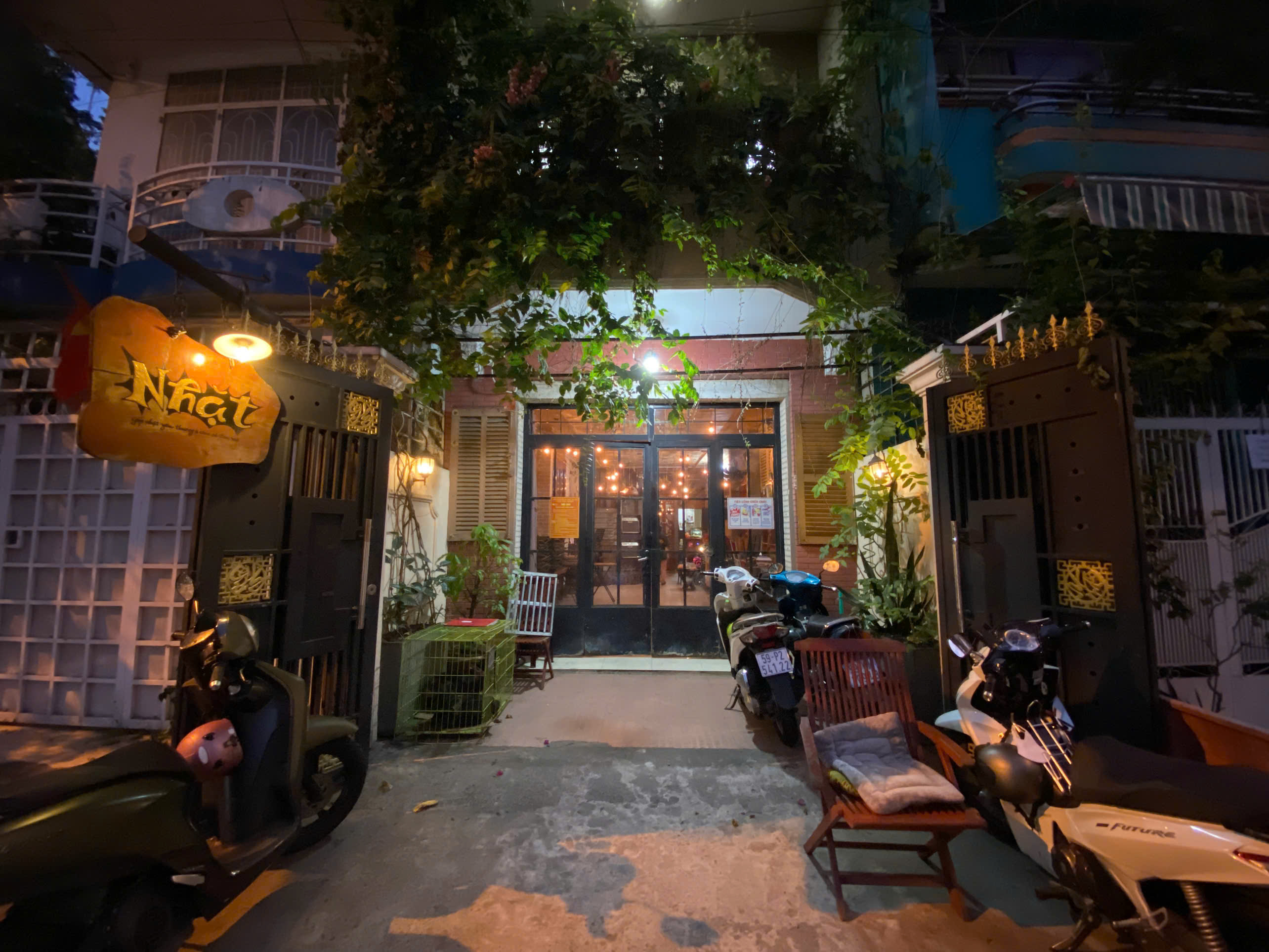 밤의 Nhặt Cafe 입구