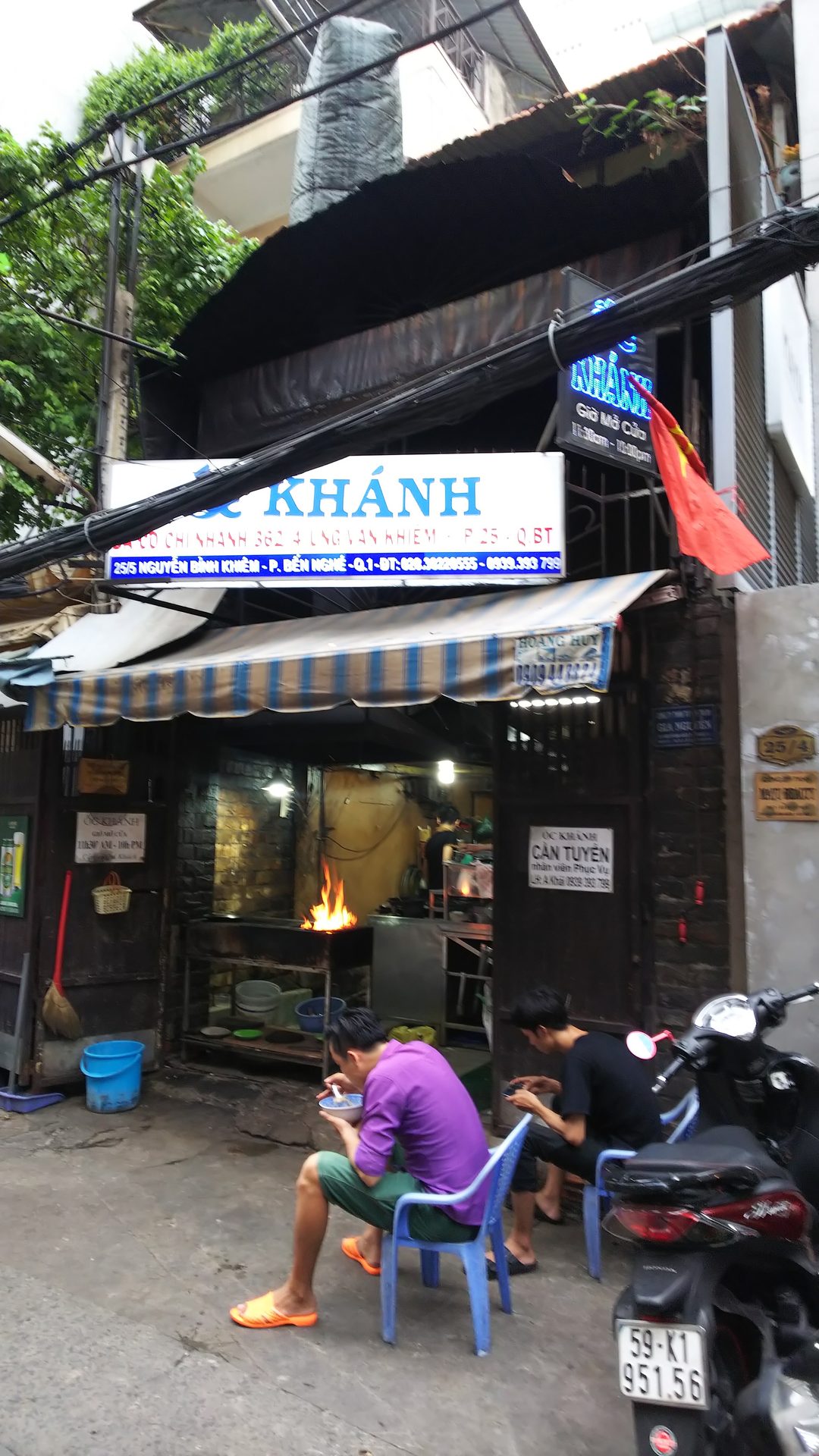 Quán Ốc Khánh의 정면, 응우옌빈키엠 25/5 — KHÁNH 간판과 숯불 그릴