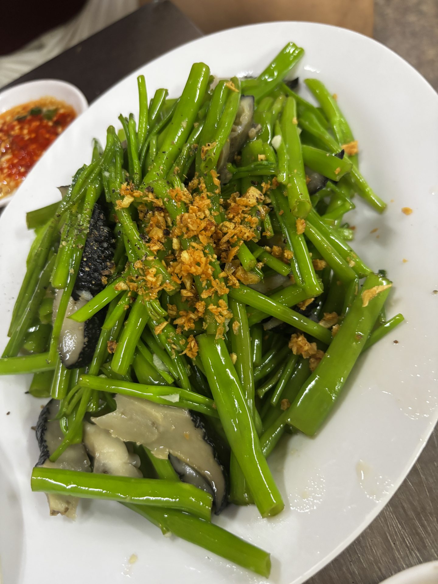 Quán Ốc Khánh의 버섯 볶음 모닝글로리