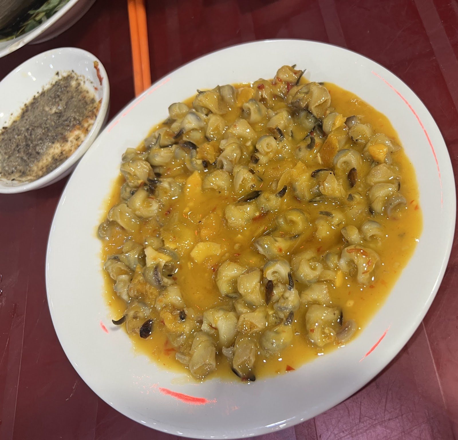 Ốc xào bơ — món làm nên tên tuổi của quán.