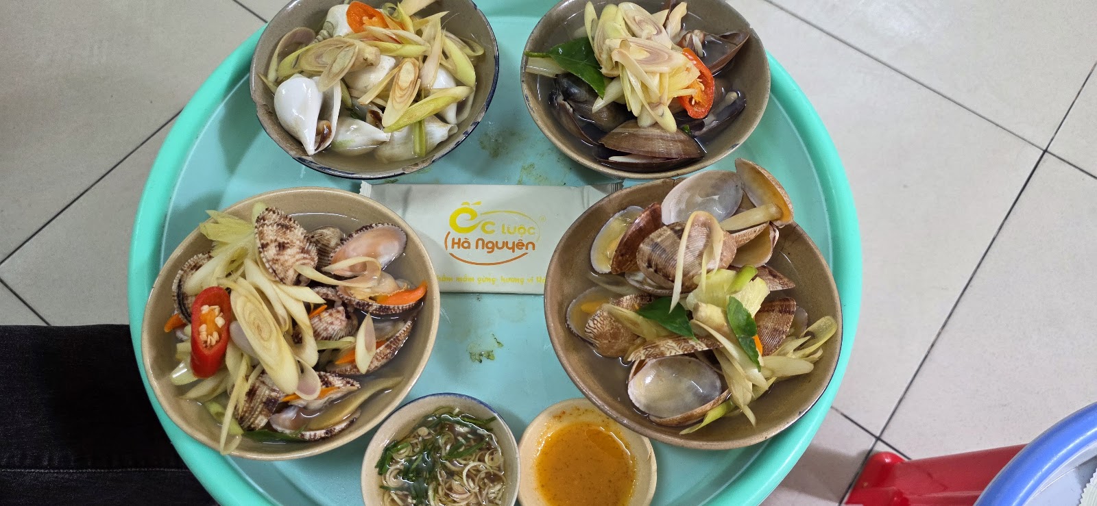 Ốc Luộc Hà Nguyên의 찐 소라와 조개 한 쟁반