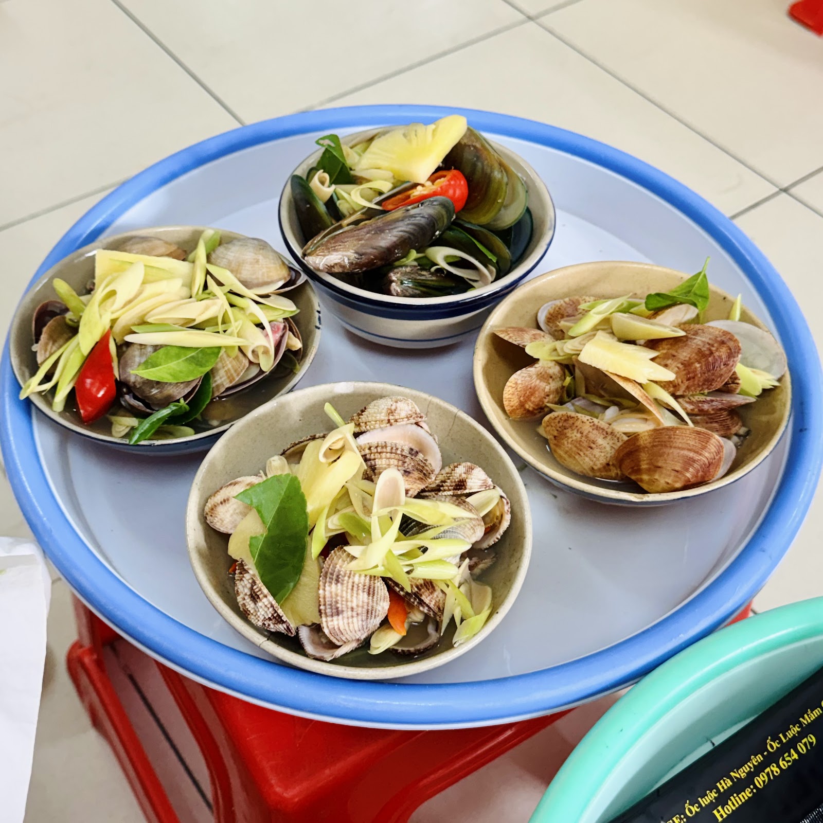Steamed clams and mussels with lemongrass on a tray