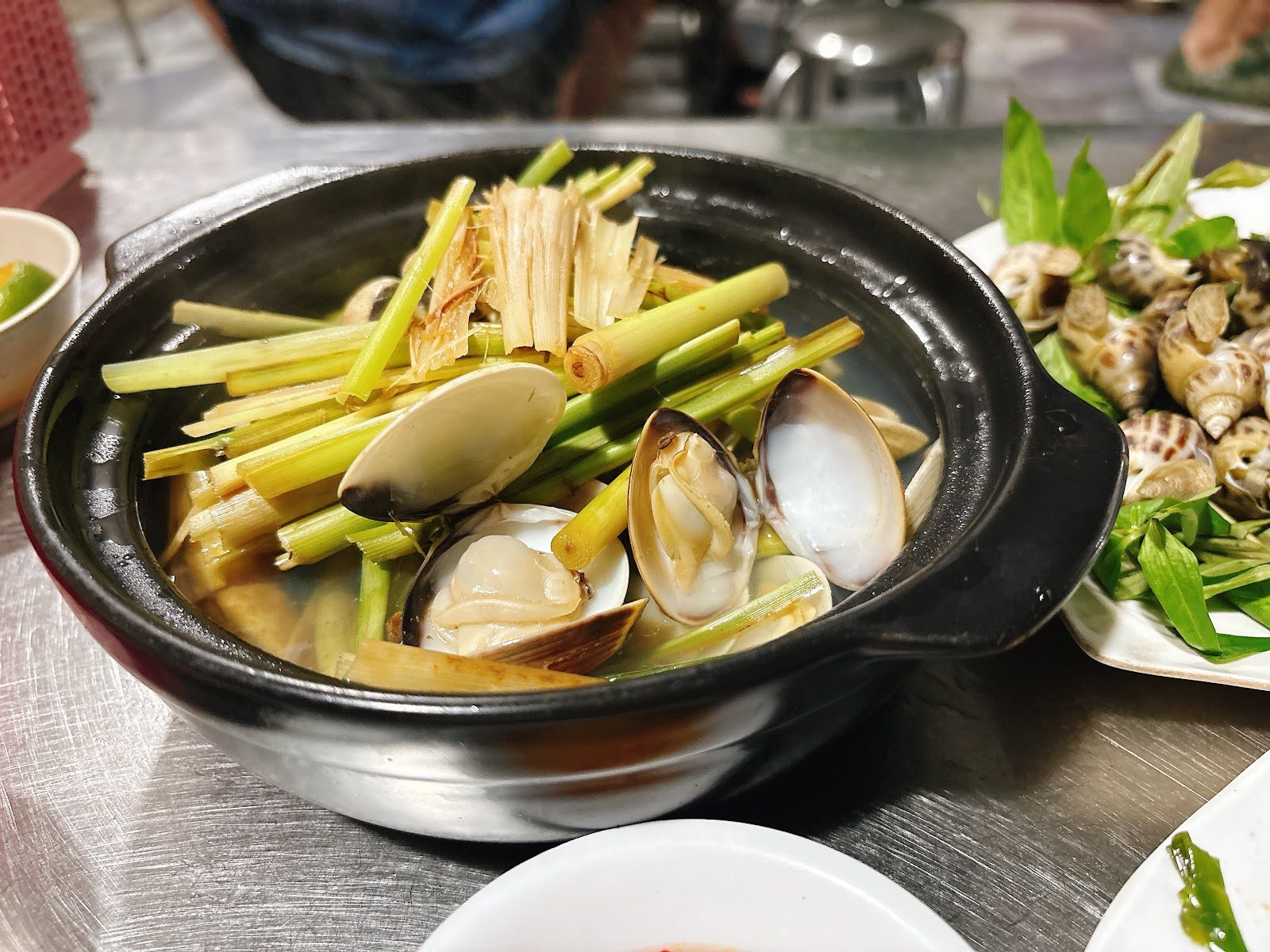 Steaming lemongrass clam pot at Oc Nga 111