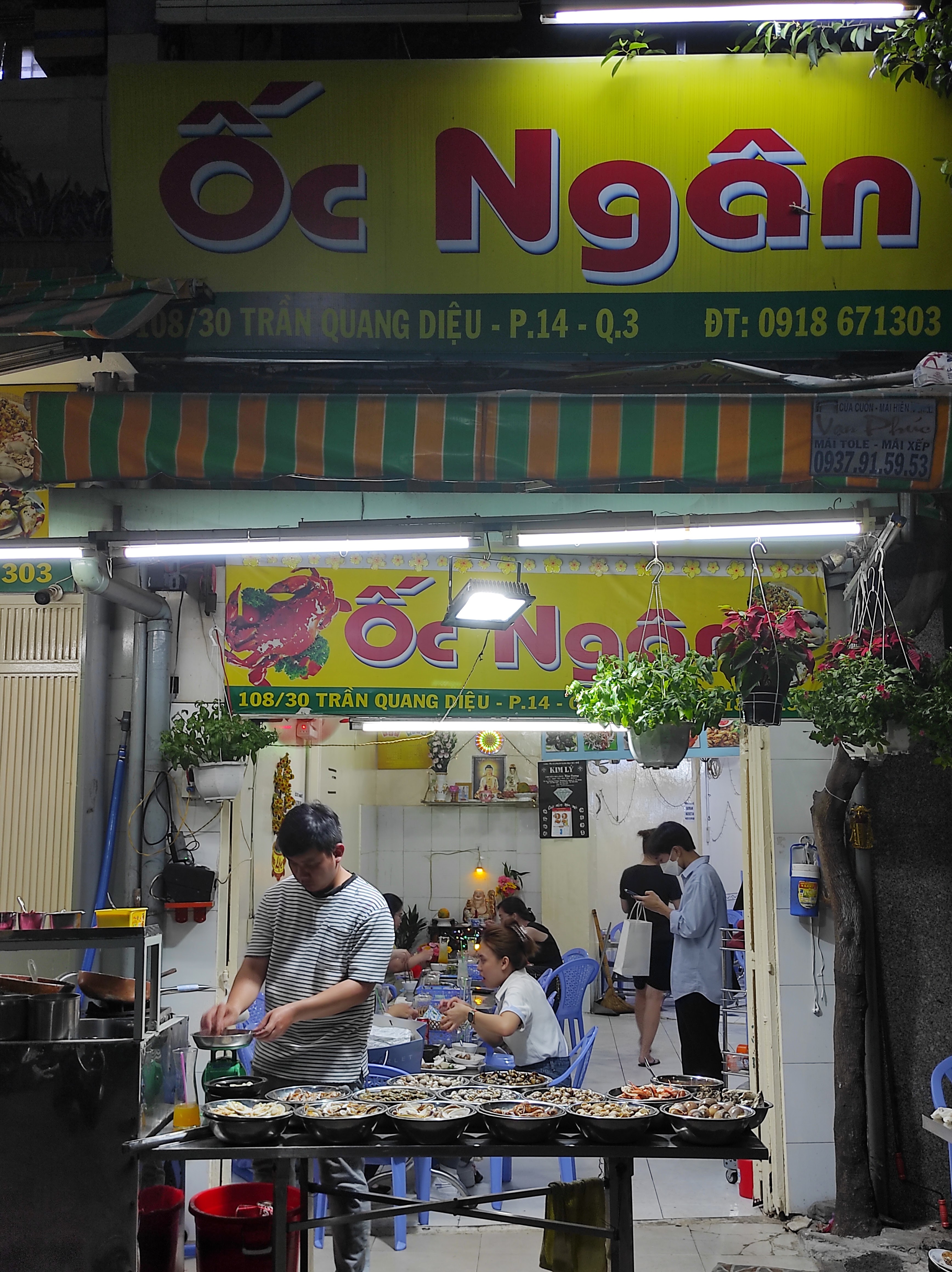 Ốc Ngân의 밤 간판 — 짠꽝지에우 108/30, 3군