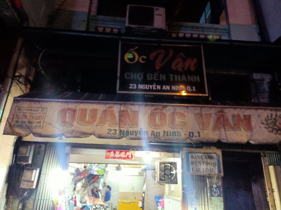 Oc Van's night storefront, 23 Nguyen An Ninh
