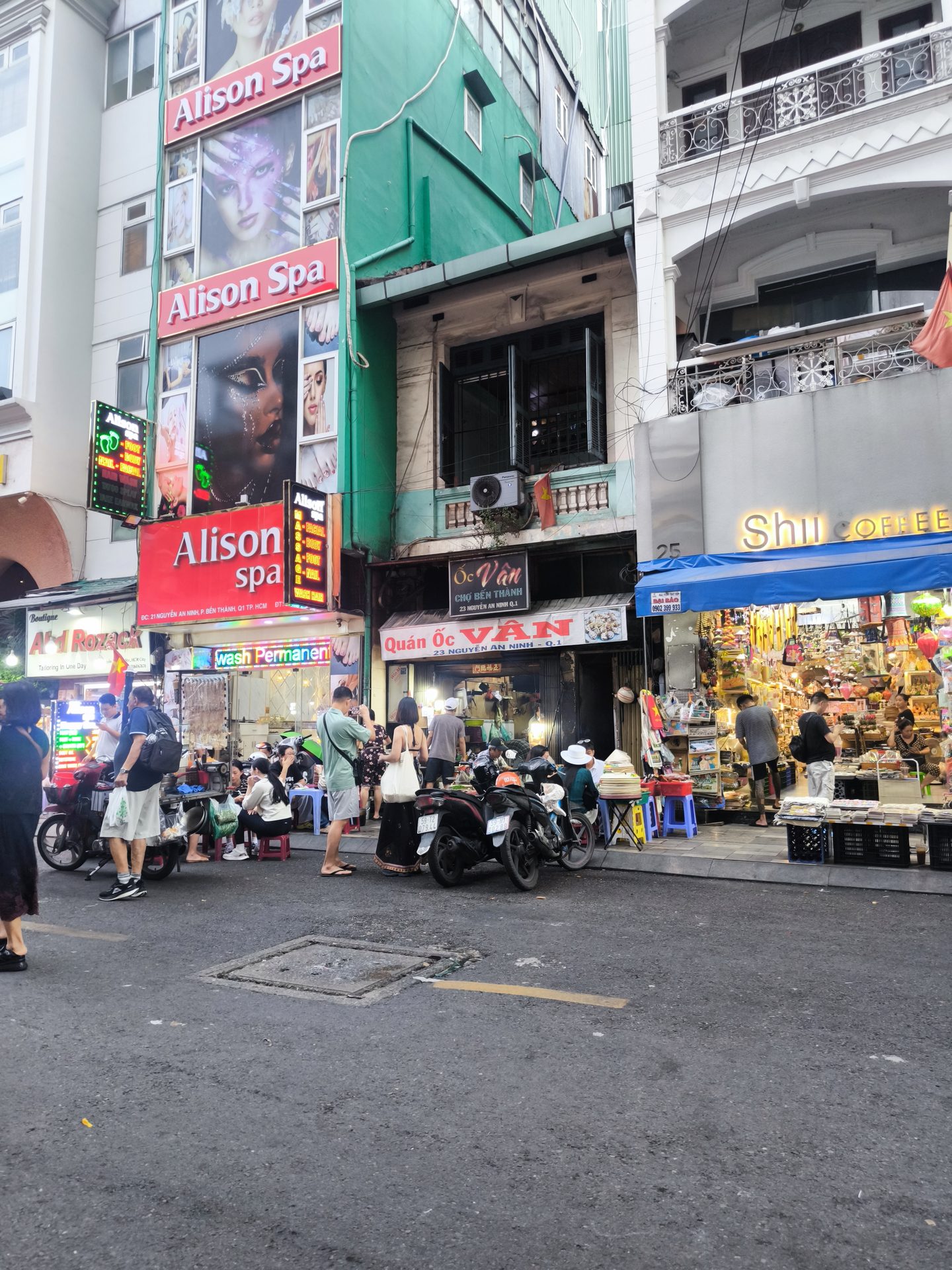 Nguyen An Ninh street at night, near Oc Van