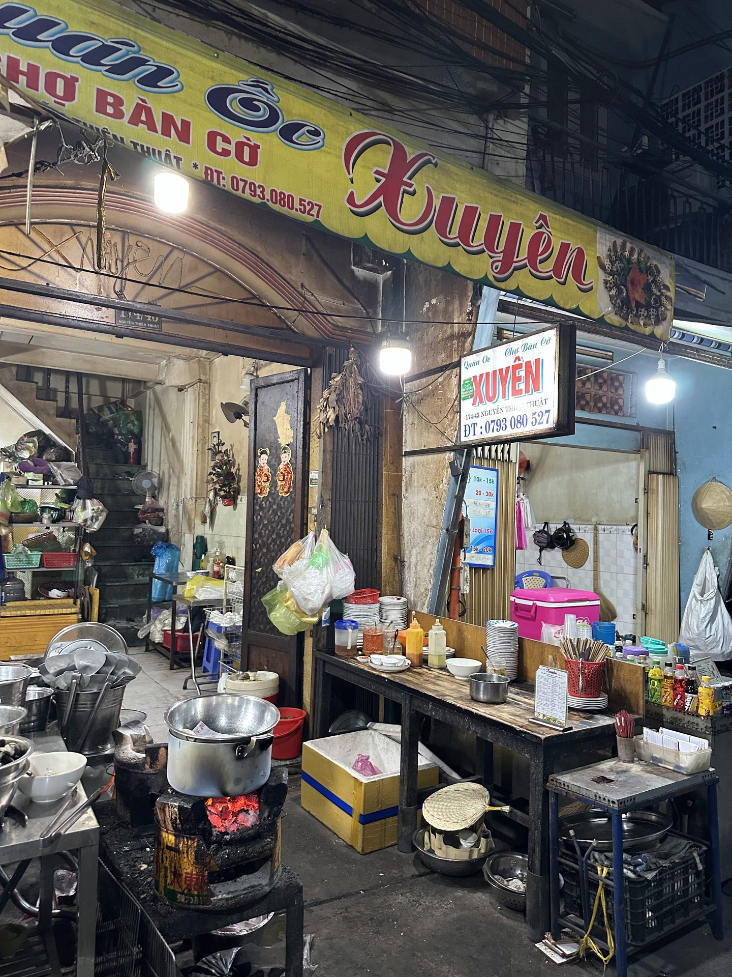 숯불이 타오르는 Quán Ốc Xuyên chợ Bàn Cờ 정면