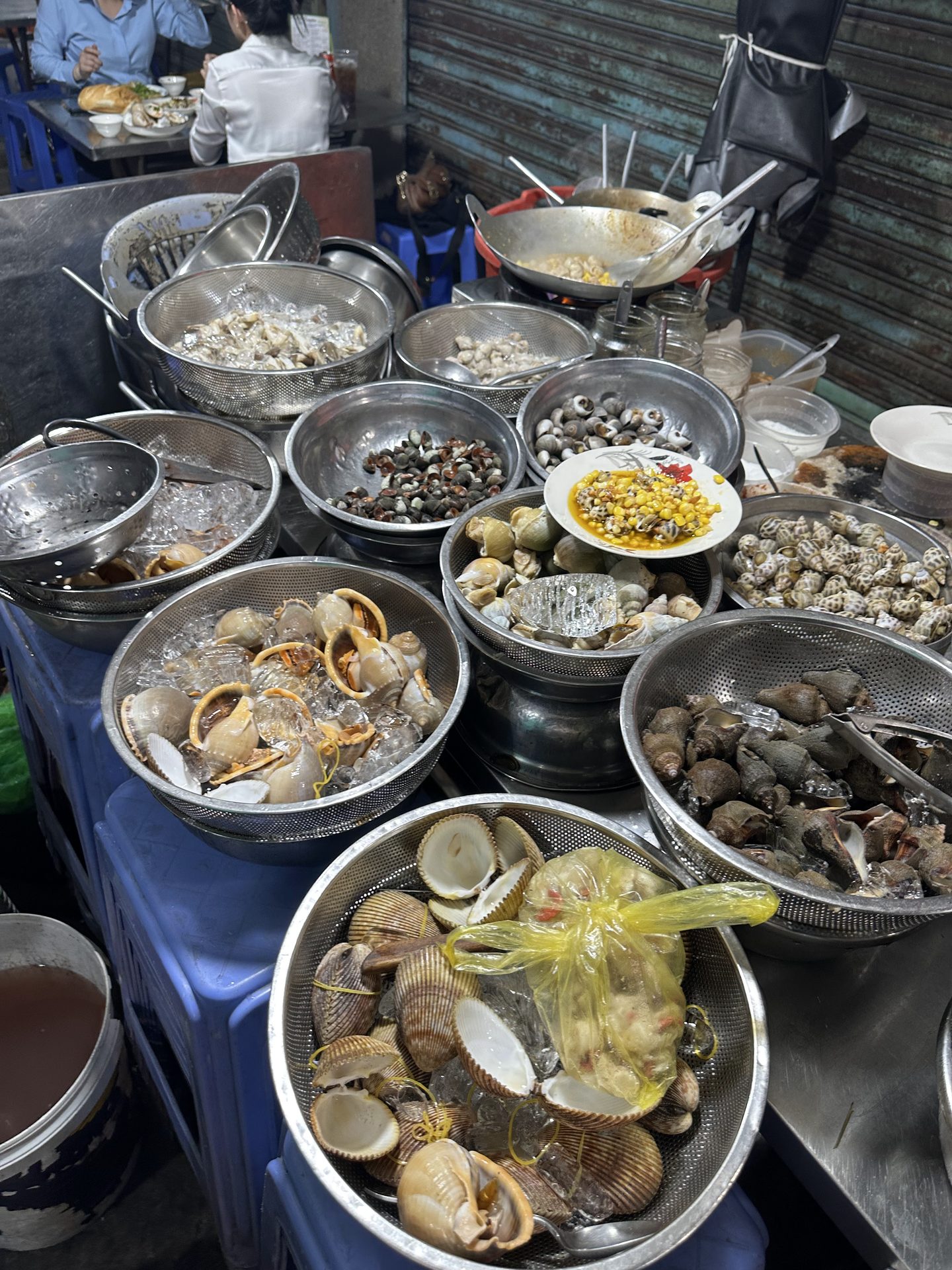 반꼬 시장 얼음 위 바구니에 담긴 신선한 조개