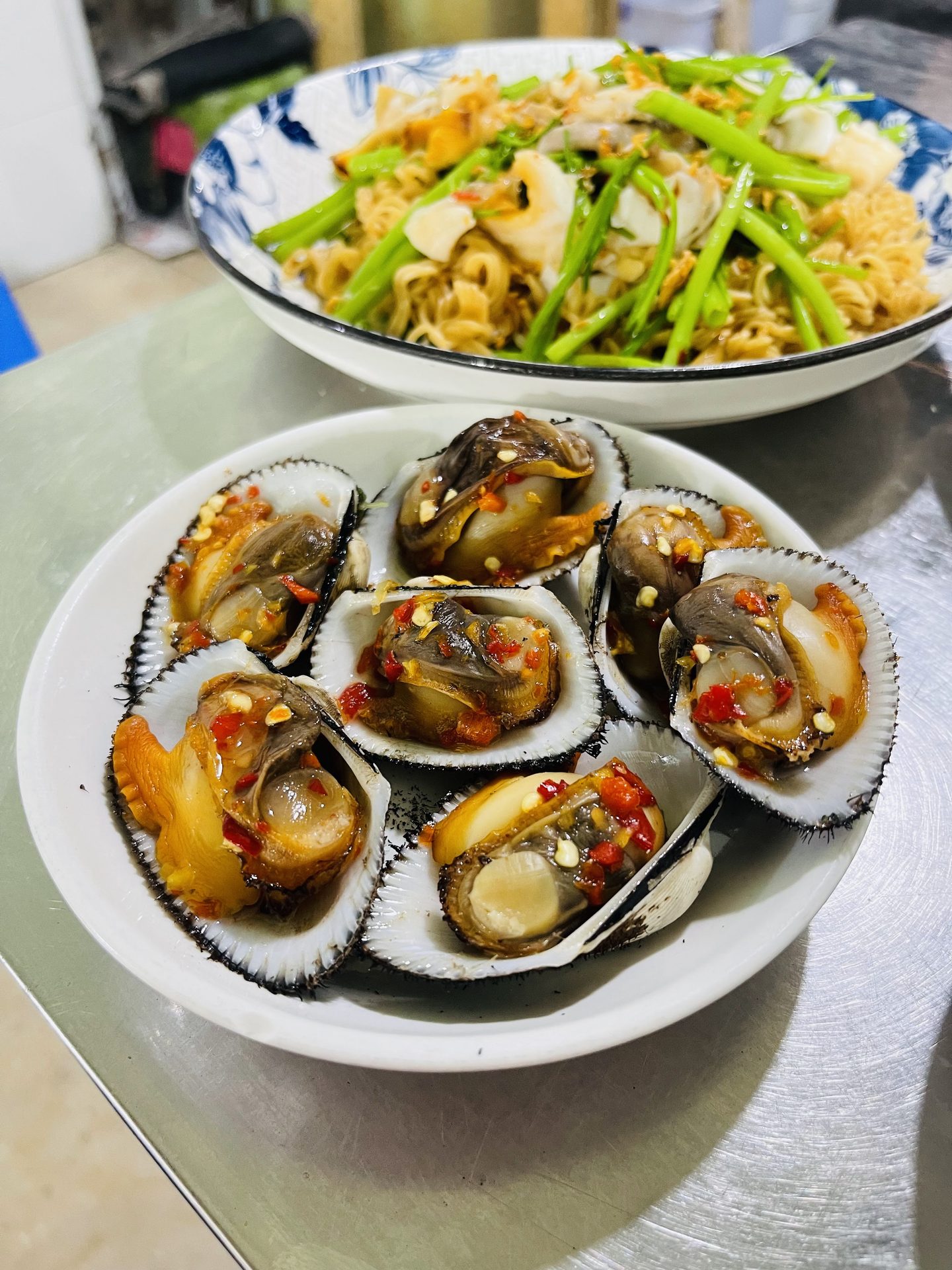 Sò điệp nướng ớt ăn kèm mì