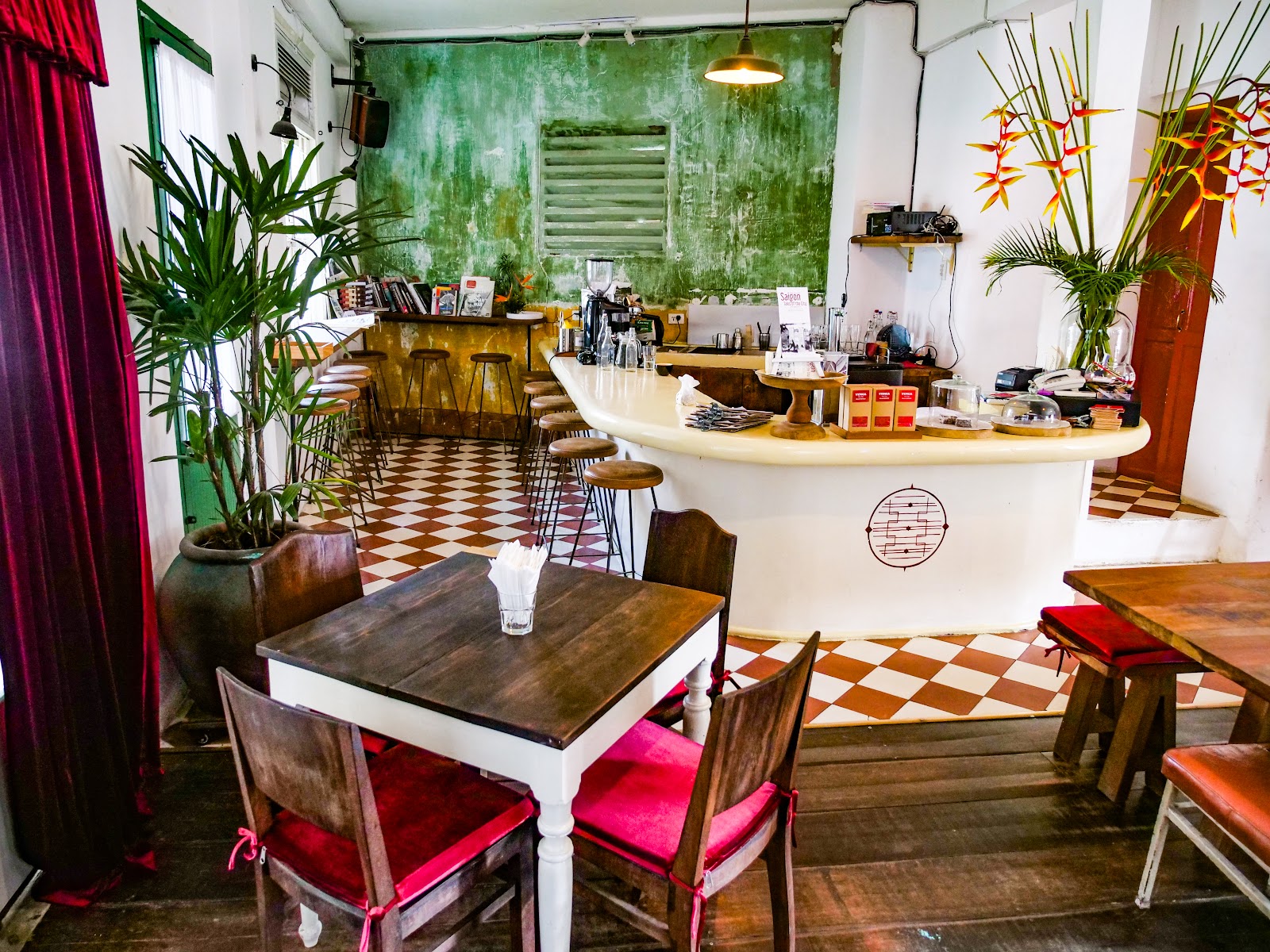 Quầy bar với gạch caro