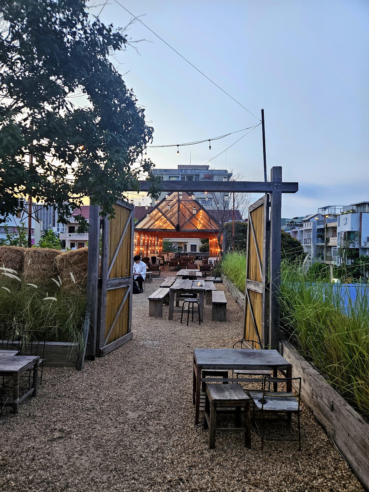 Cổng lúc hoàng hôn