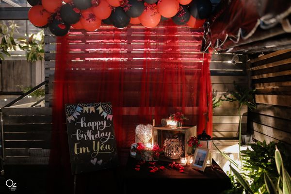 1층 — SKY MOMENT 1 RED 세팅, HAPPY BIRTHDAY 가랜드