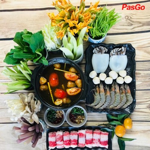 황색 조명 아래 식당