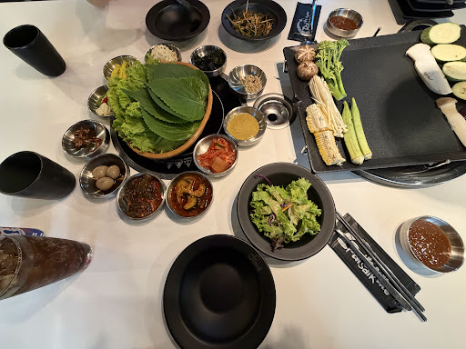 팔색 동유 공간: 테라코타 톤, 자연광