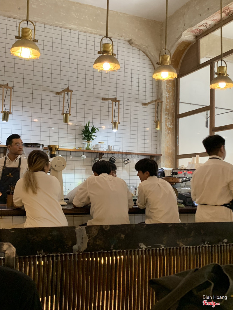 황동 펜던트 아래 북적이는 바