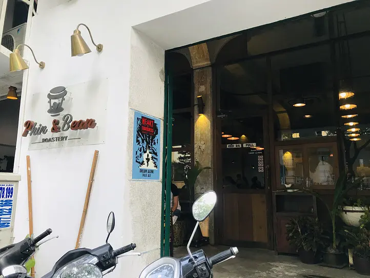 저녁의 매장 외관, 황동 조명