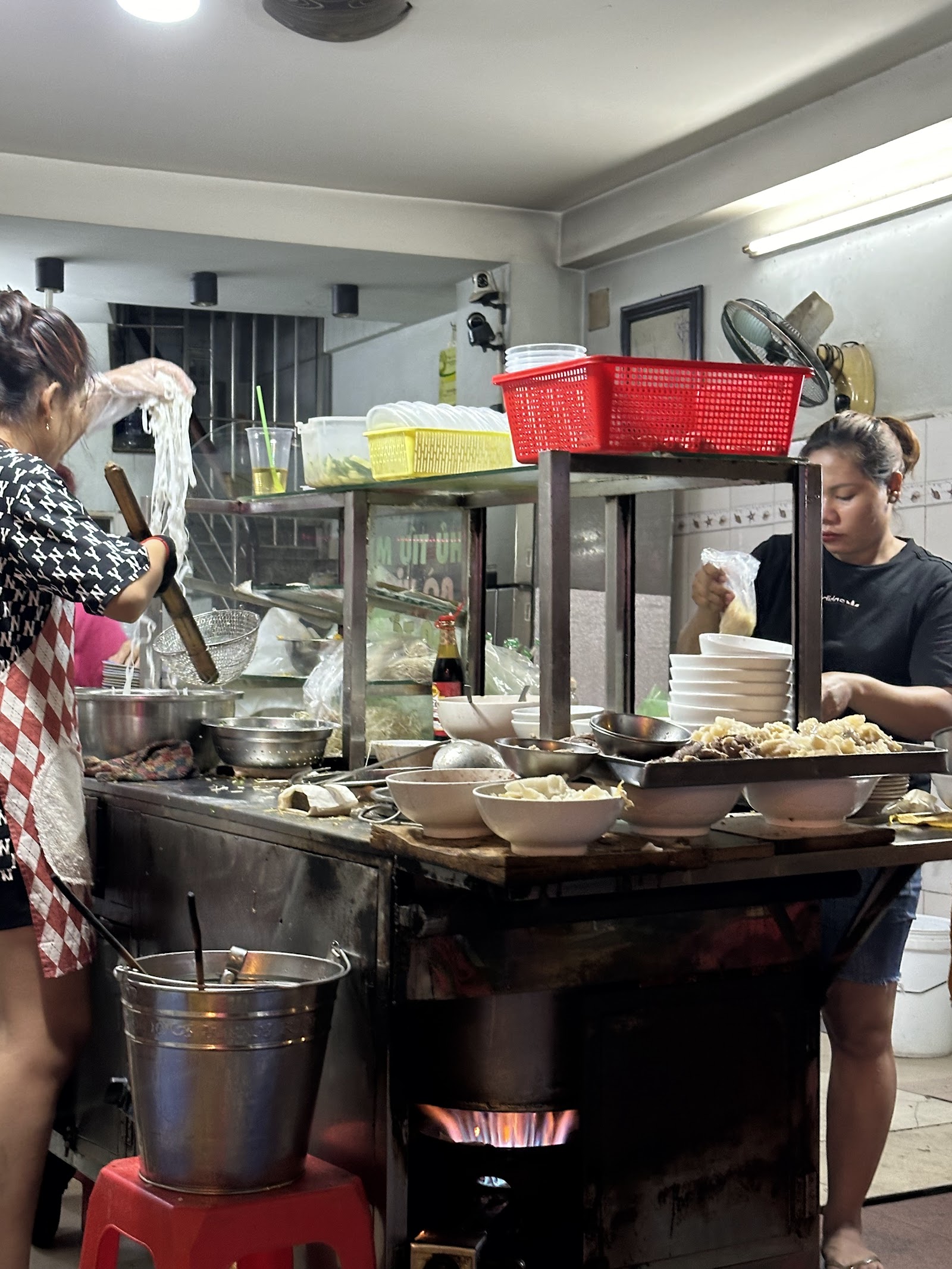 Mặt tiền quán buổi tối
