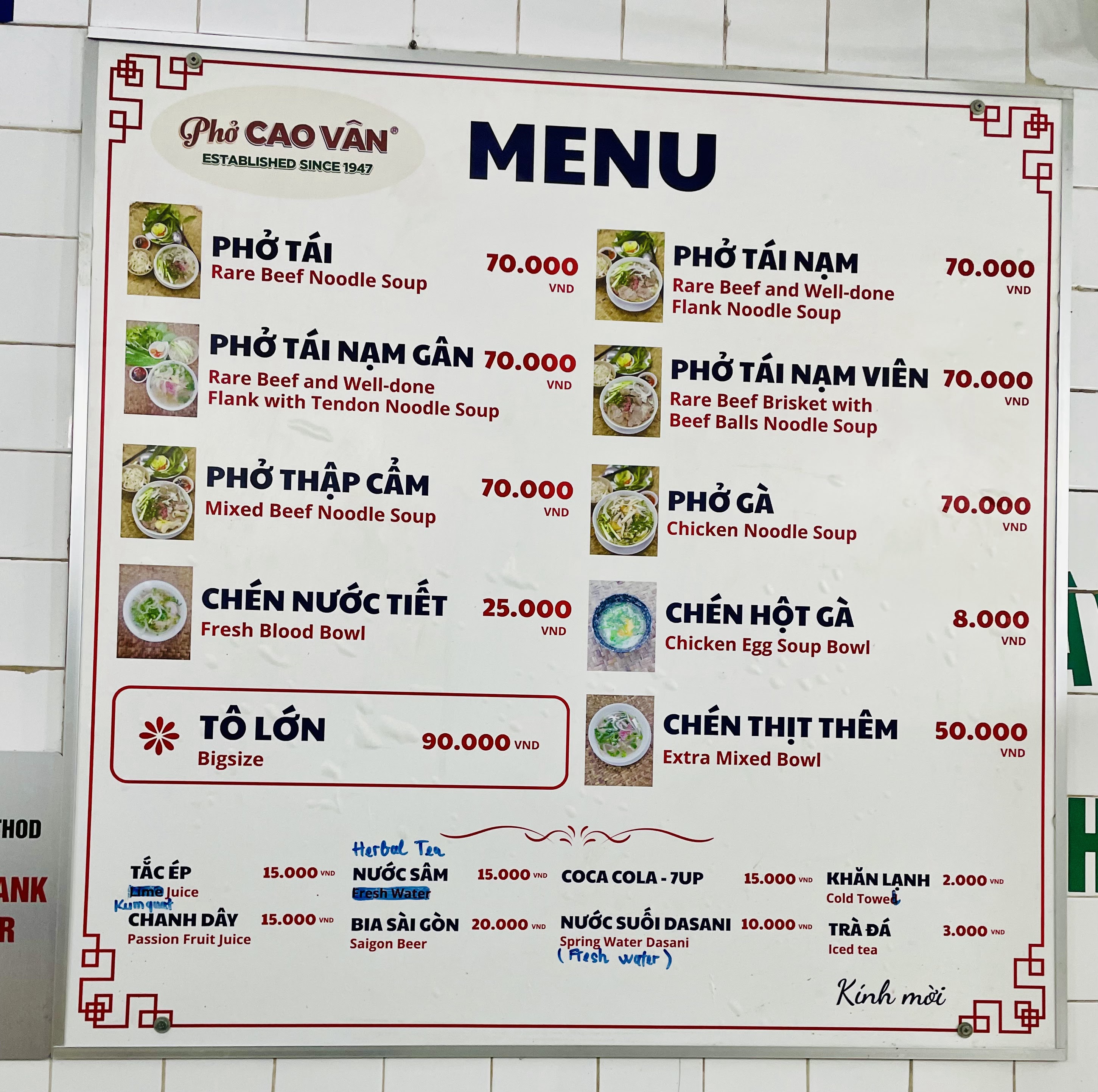 Bảng giá đỏ trong quán Phở Cao Vân