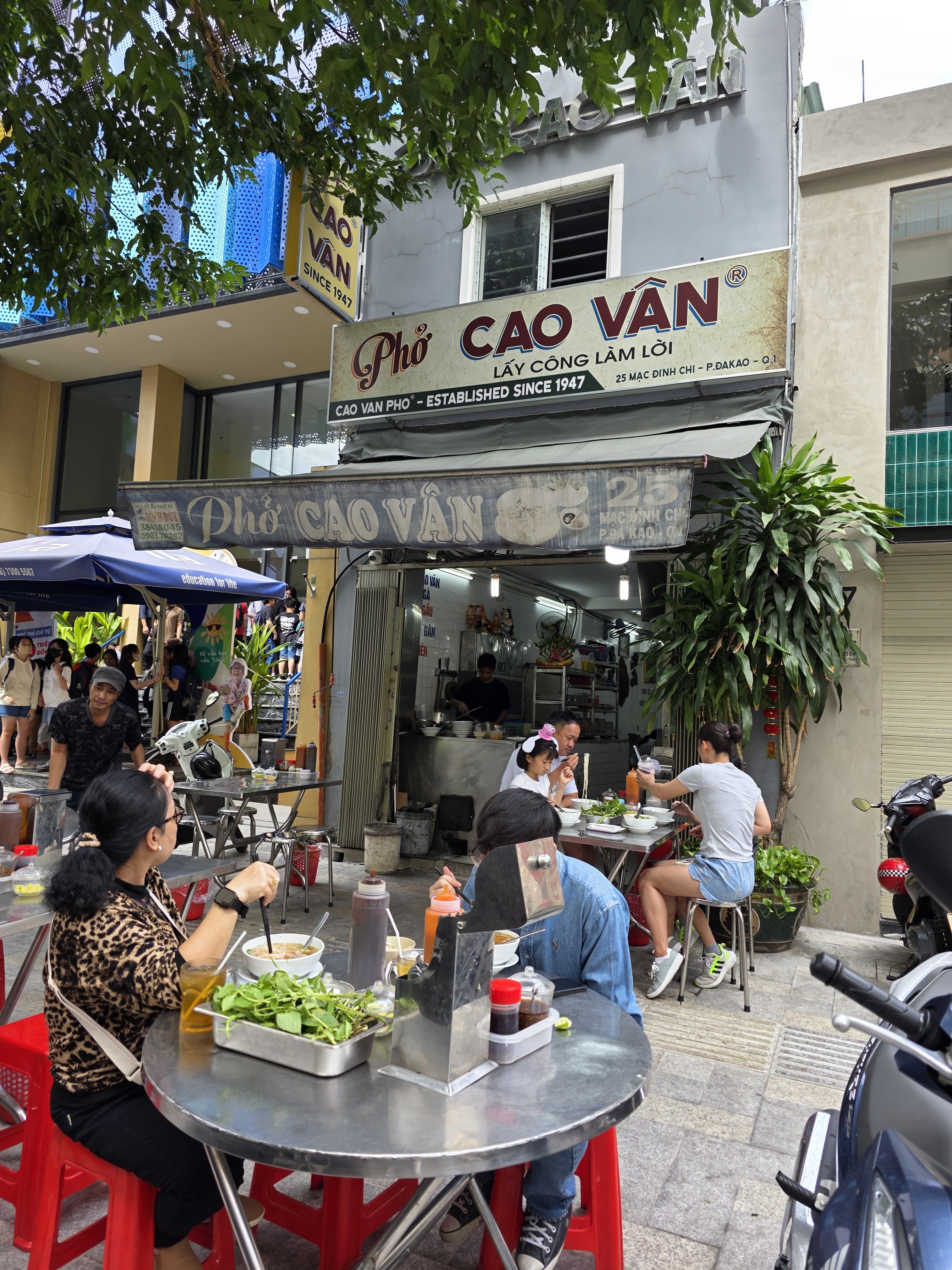Dãy bàn vỉa hè dưới bạt hiệu Cao Vân