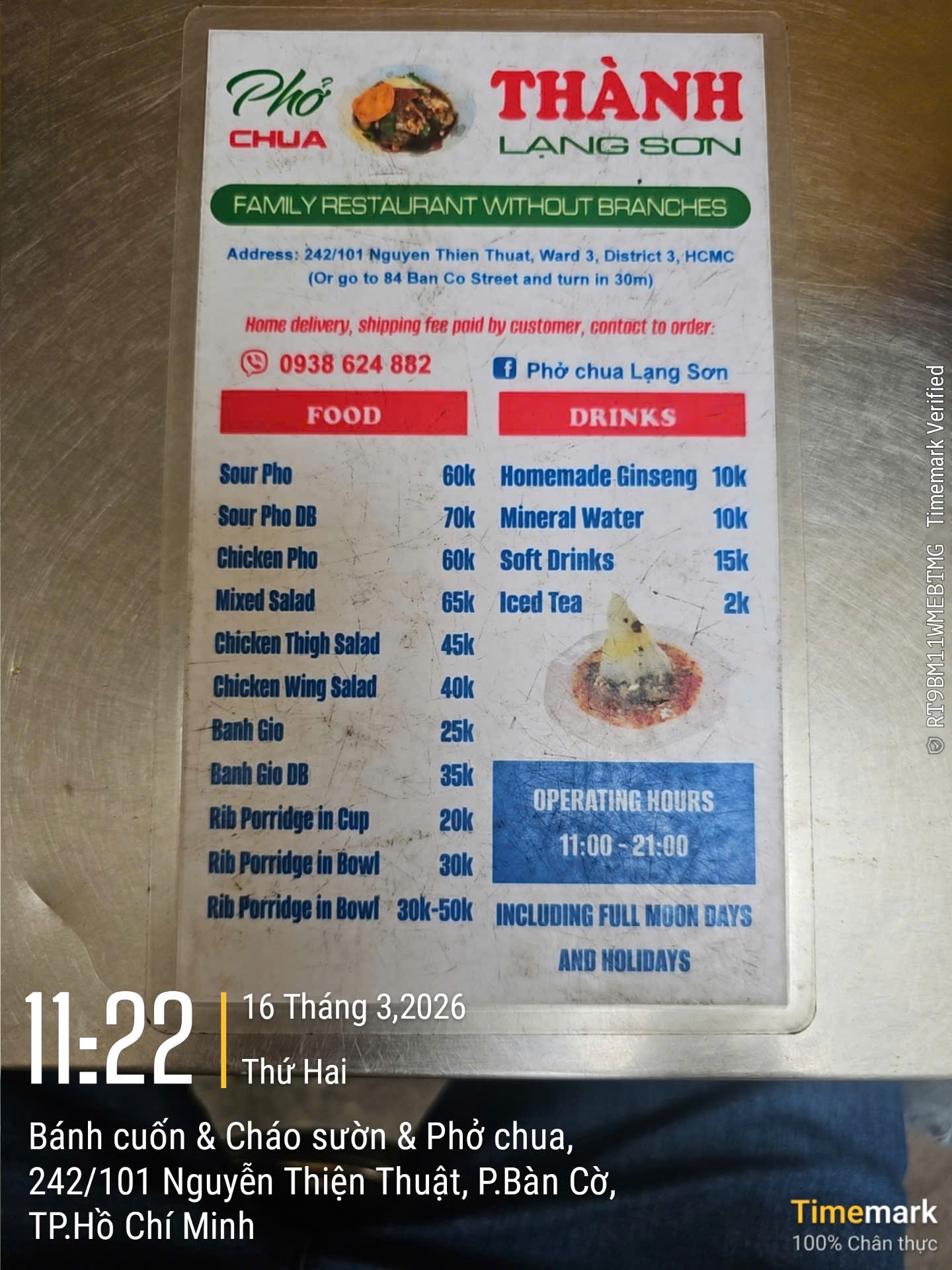 Nhiều tô phở chua trên bàn — bánh phở trộn sốt me, thịt, rau thơm