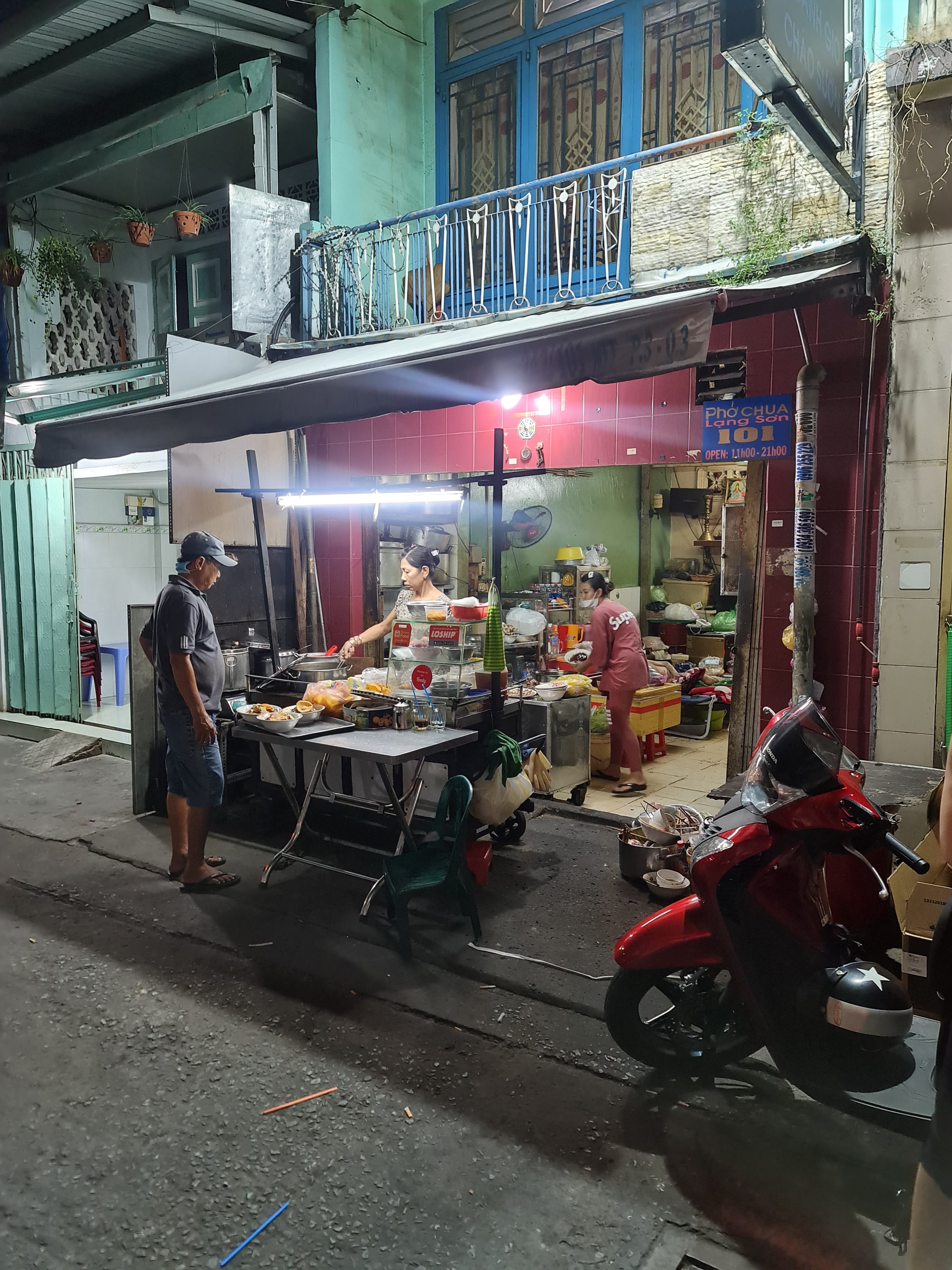 Tô phở chua thường với bánh tôm, tóp mỡ, đậu phộng, rau thơm
