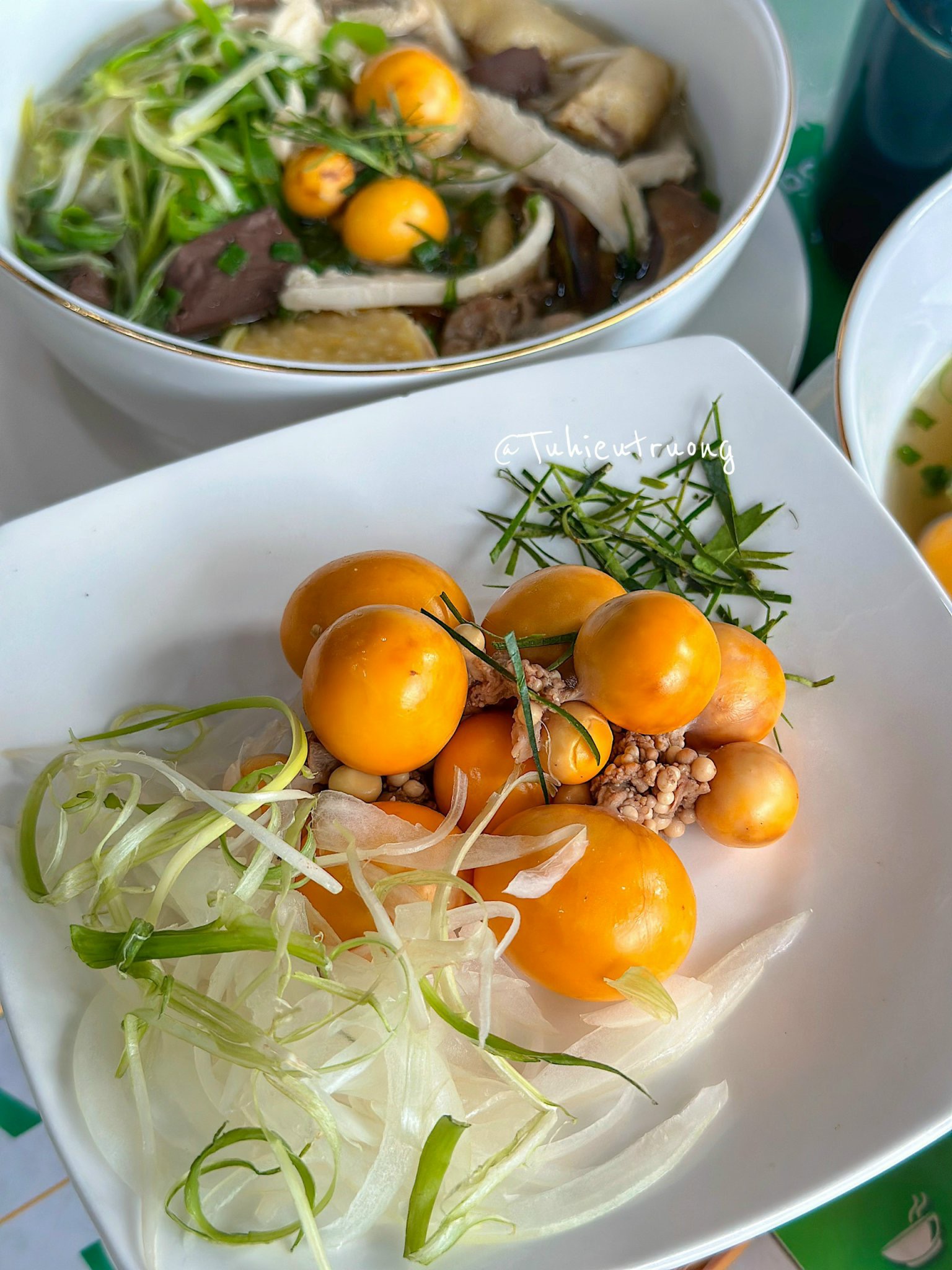 Tô phở gà trống thiến — Phở Gà Ngô Vàng