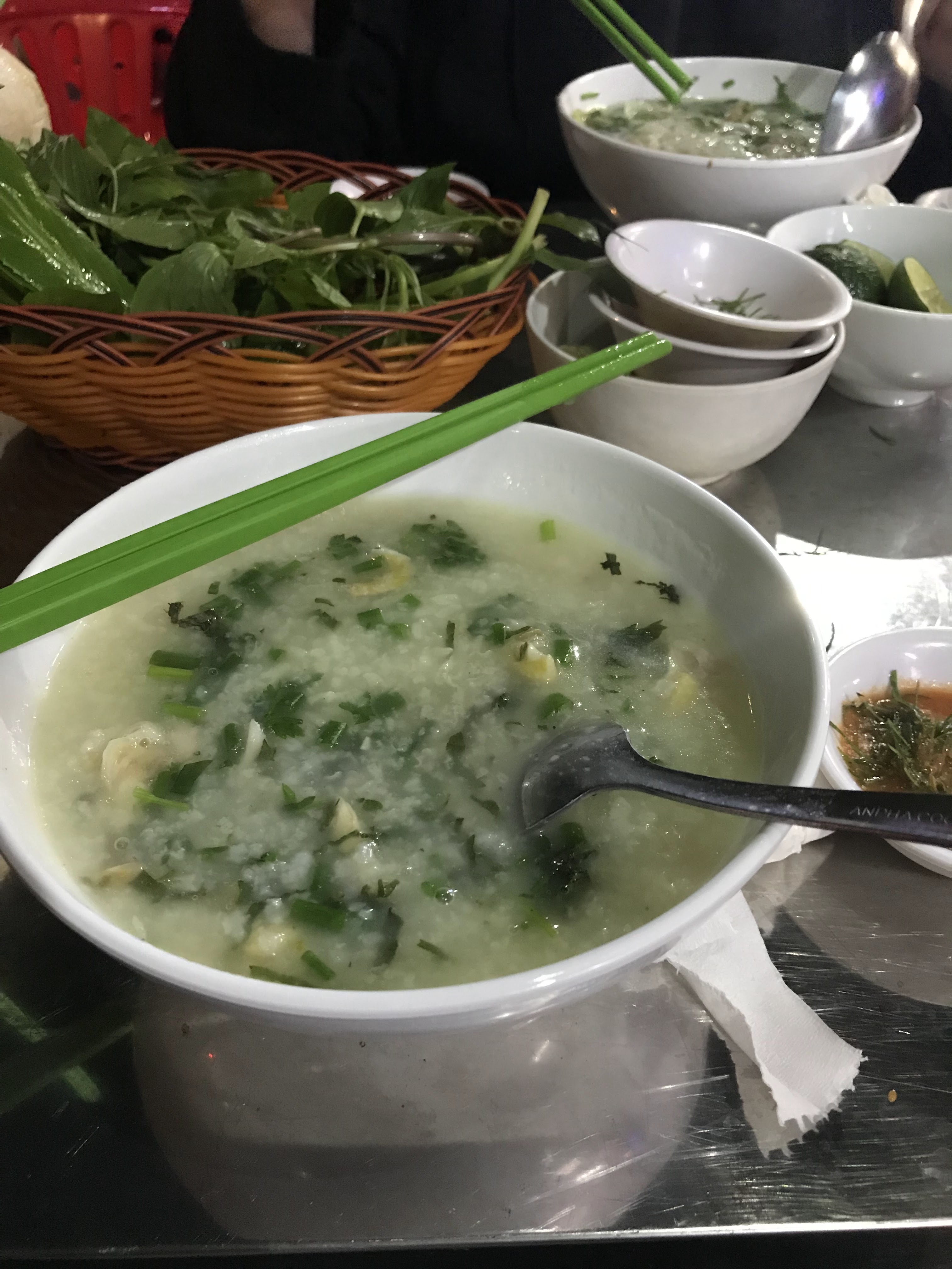 맑은 육수의 닭고기 쌀국수 클로즈업