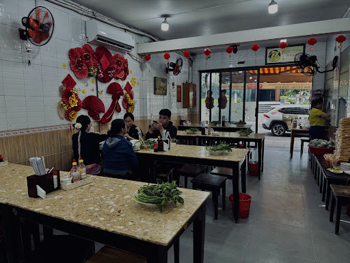 The Phở Hùng dining room under red lanterns