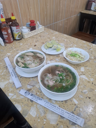 Những tô phở lớn Phở Hùng xếp hàng