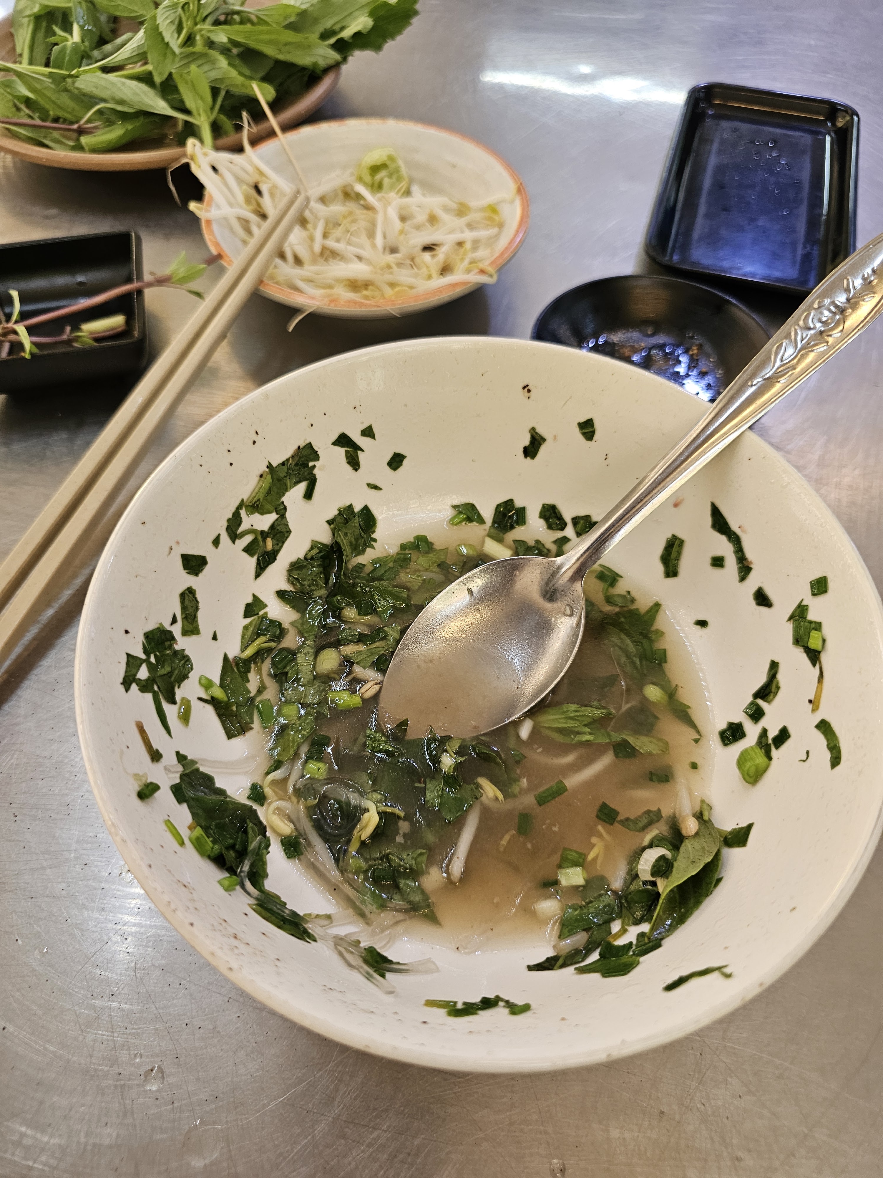 Tô phở gà thập cẩm tại Phở Hương Bình