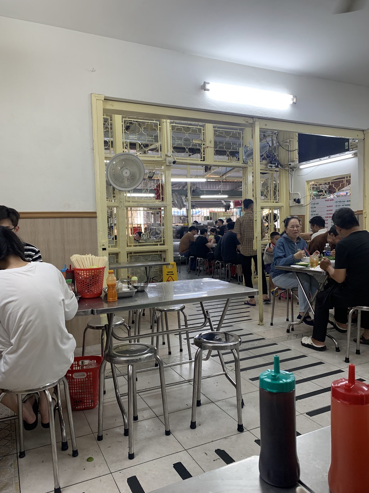 스테인리스 테이블 위 닭고기 쌀국수, 허브 접시