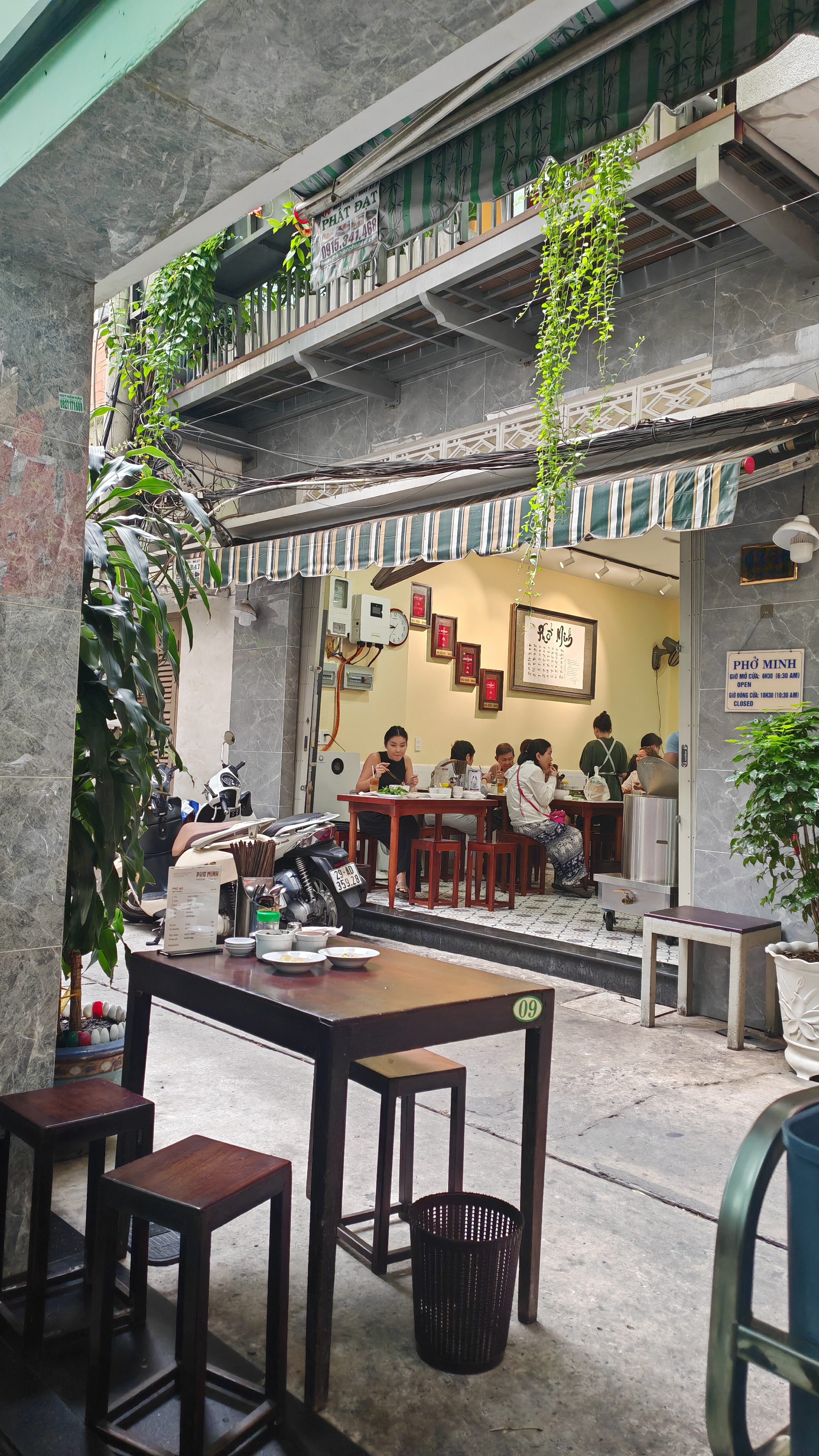 Mặt tiền Phở Minh trong hẻm Pasteur buổi sáng