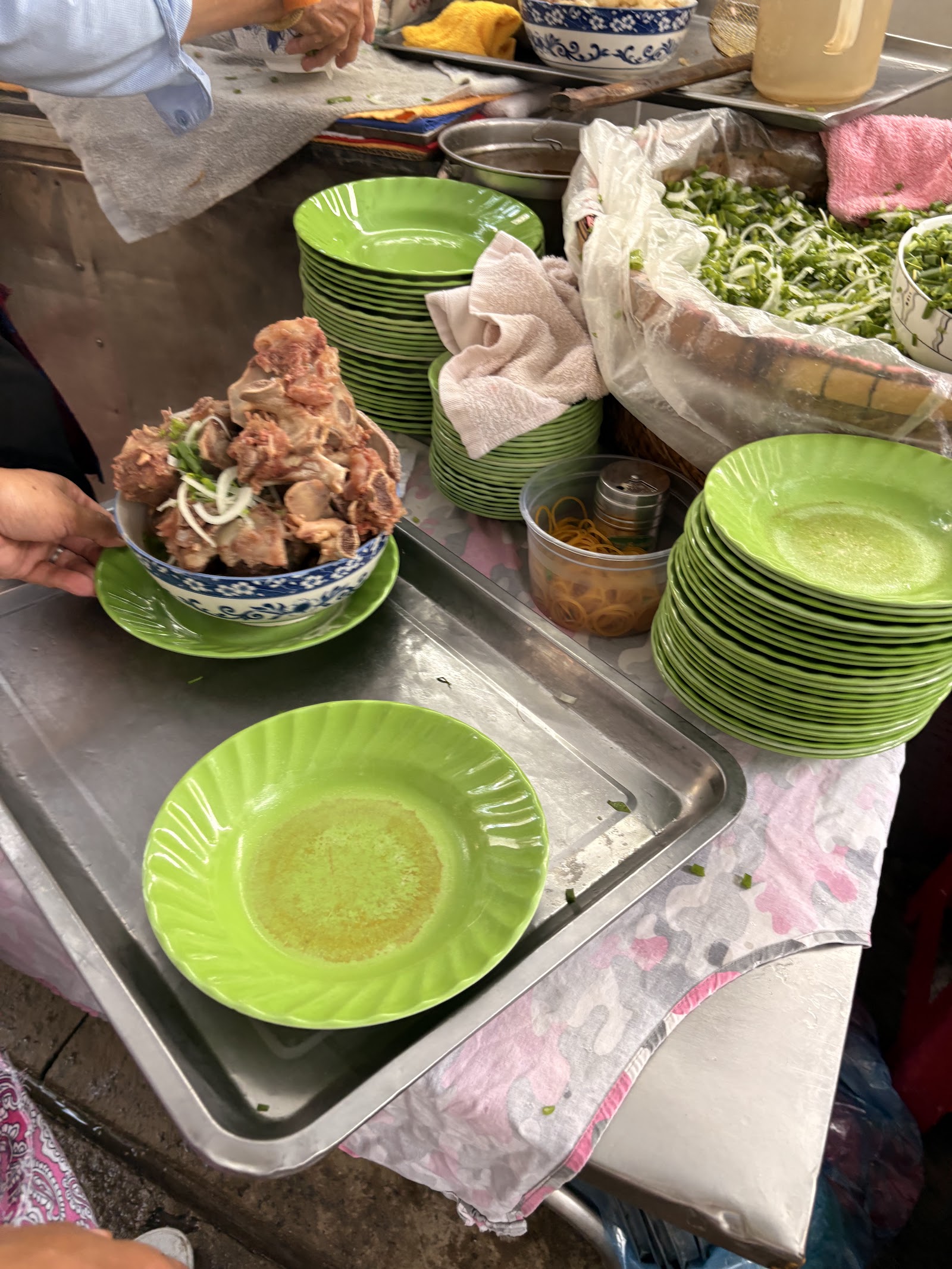 가게의 아침 — 하늘이 완전히 밝기 전의 김