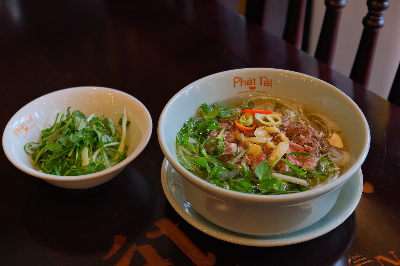 Tô phở gà — thịt gà, nước dùng trong