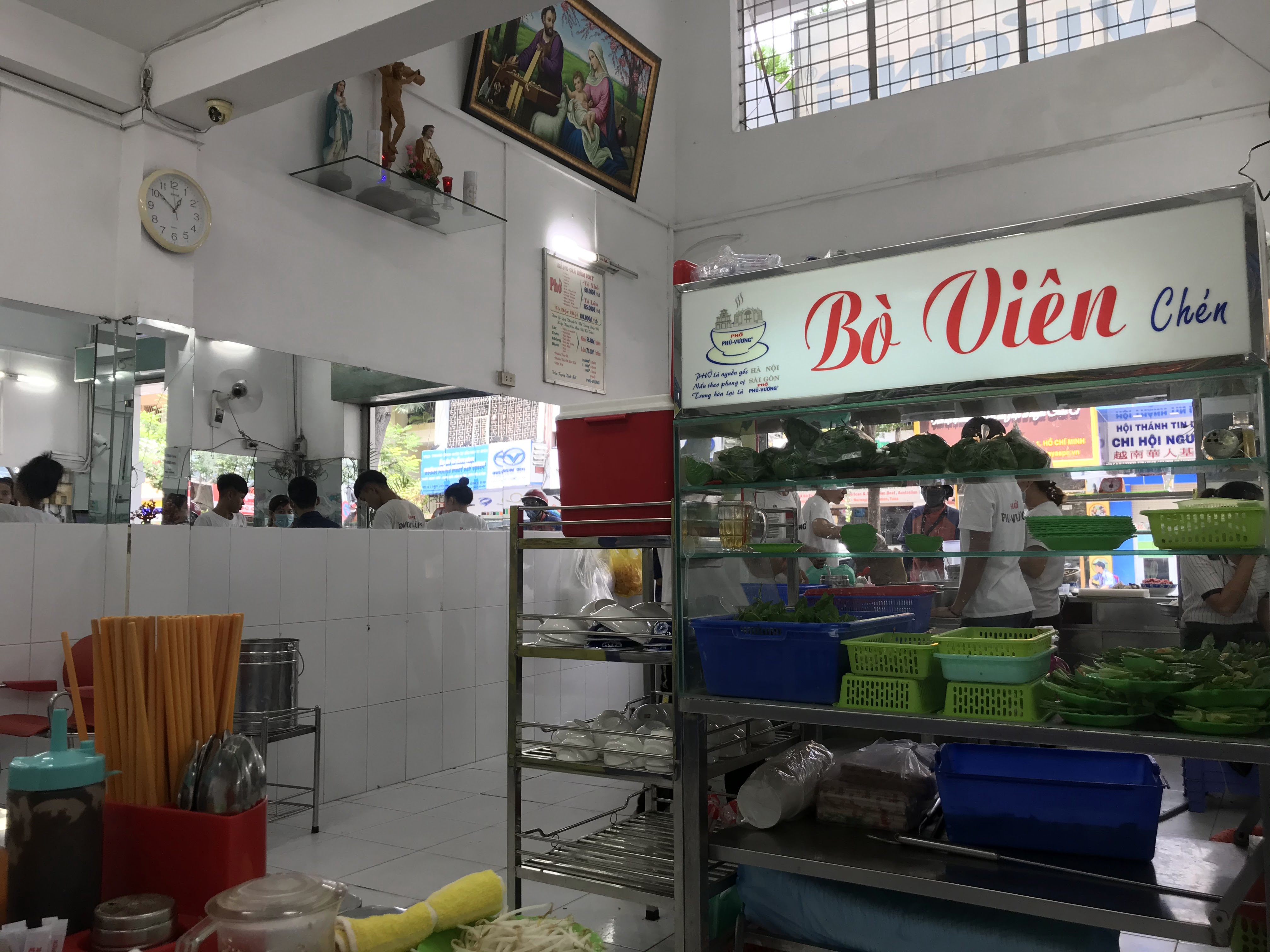 Không gian bên trong Phở Phú Vương