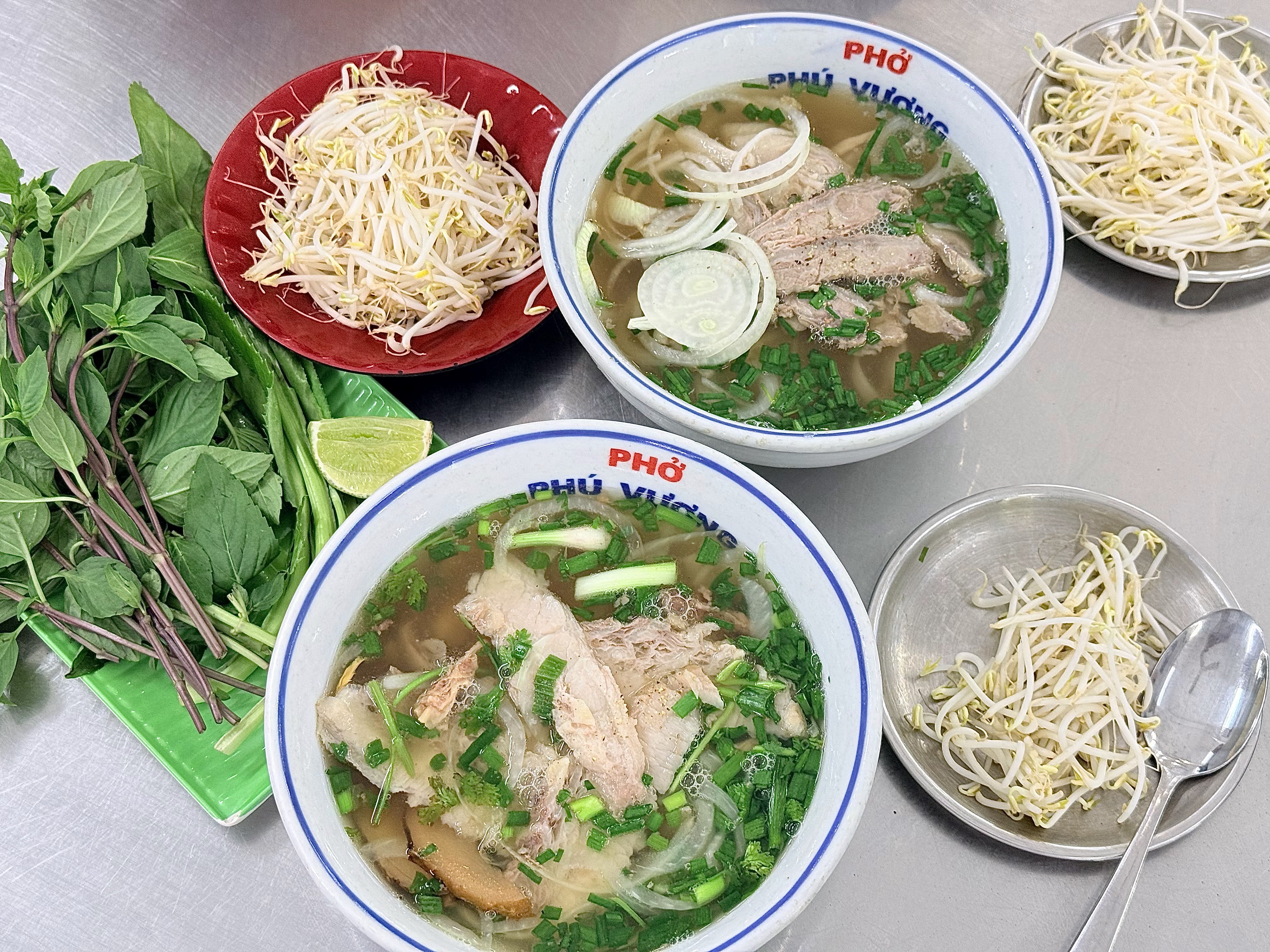 Mâm phở tại Phở Phú Vương