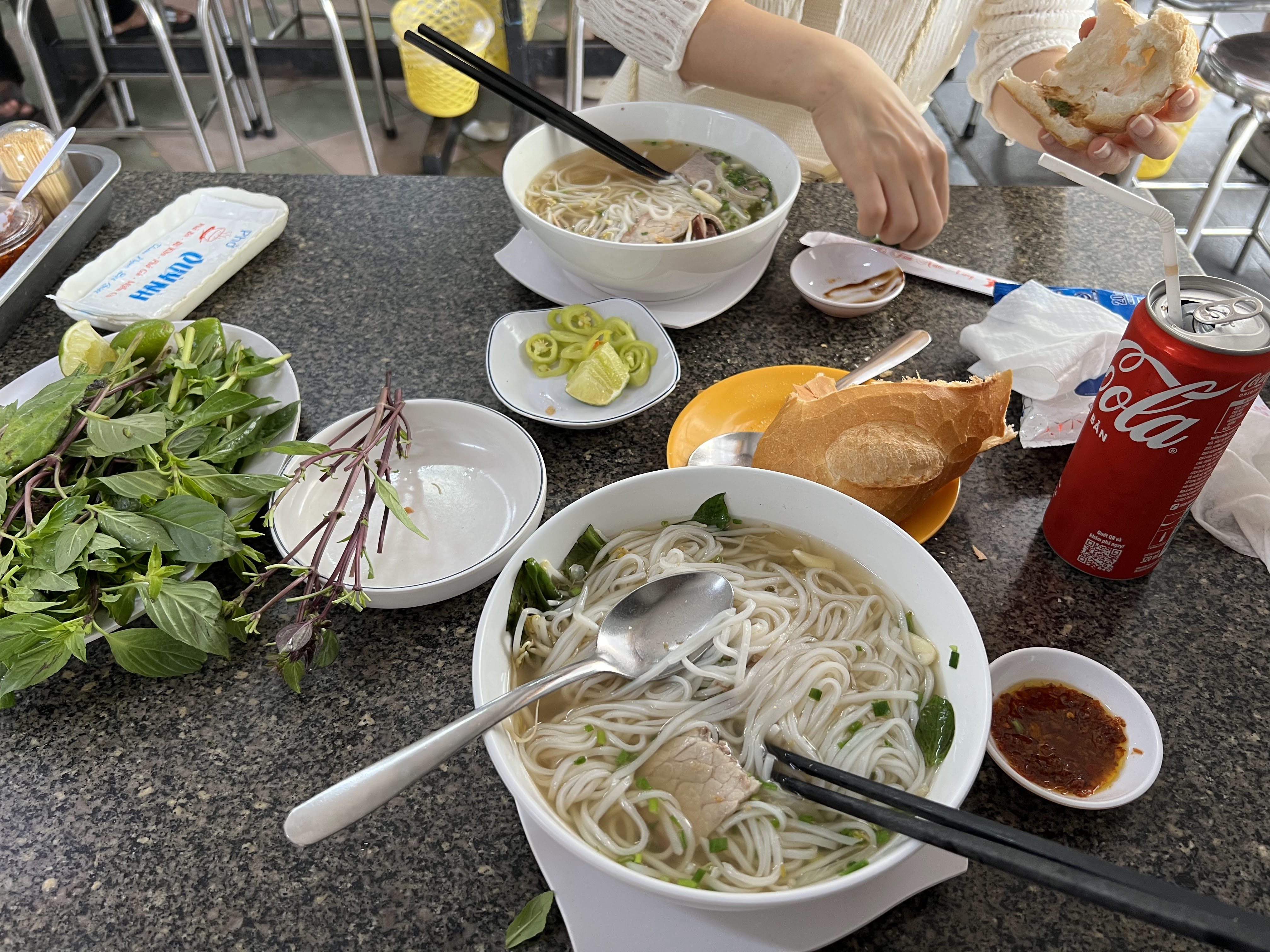 Thực khách dùng bữa tại Phở Phú Vương