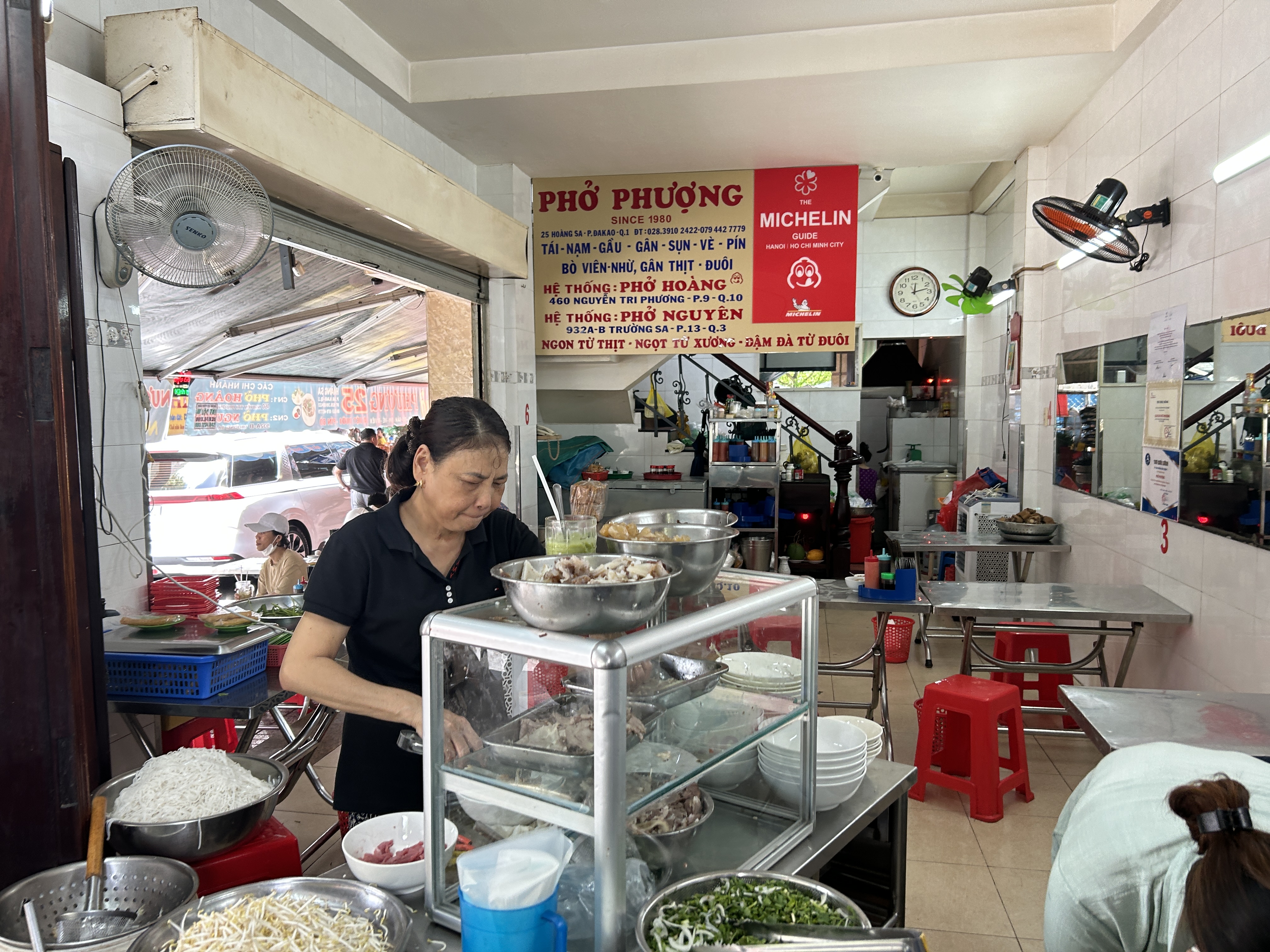 Bảng hiệu Phở Phượng và panel Michelin Guide trong quán