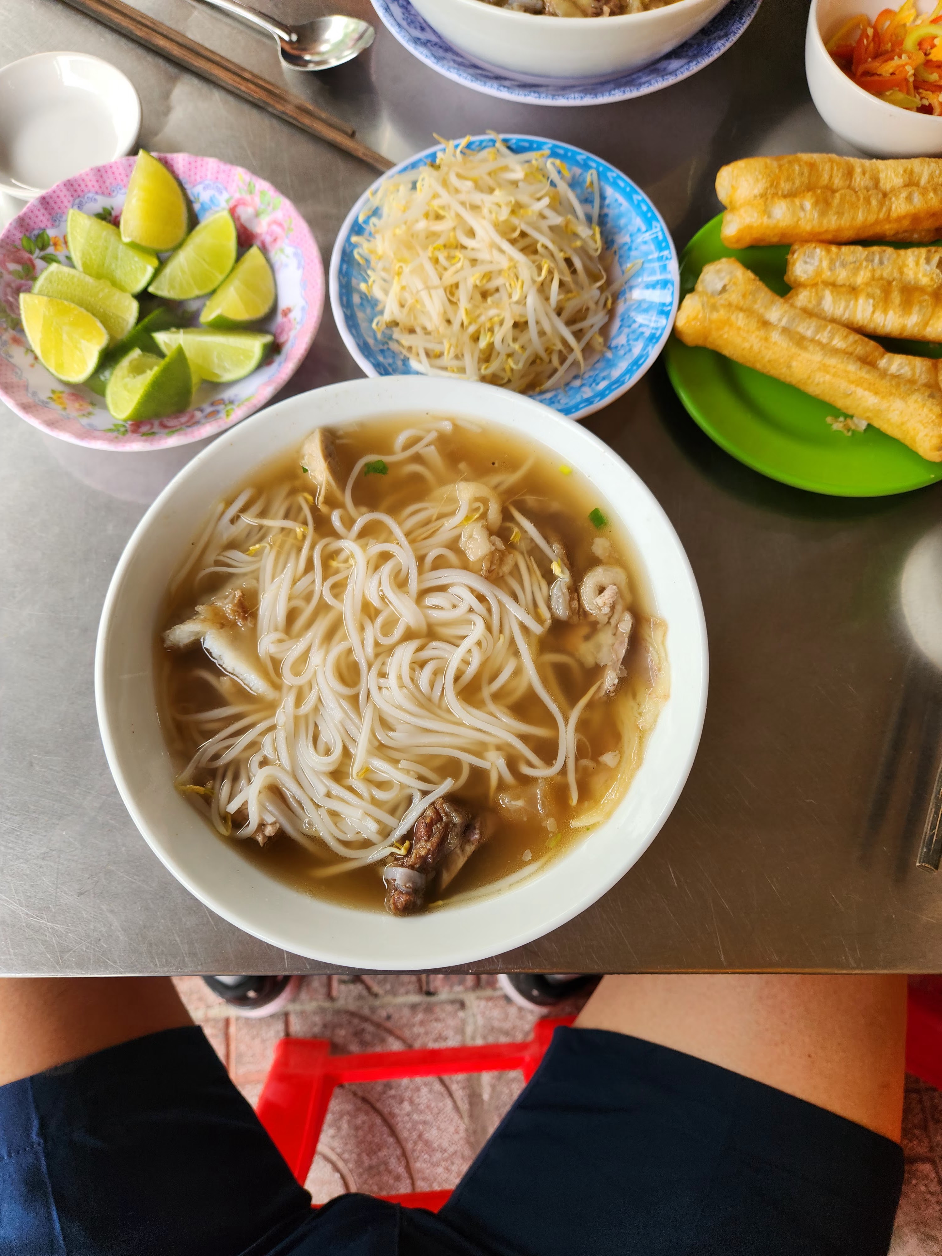 A full table at Phở Phượng